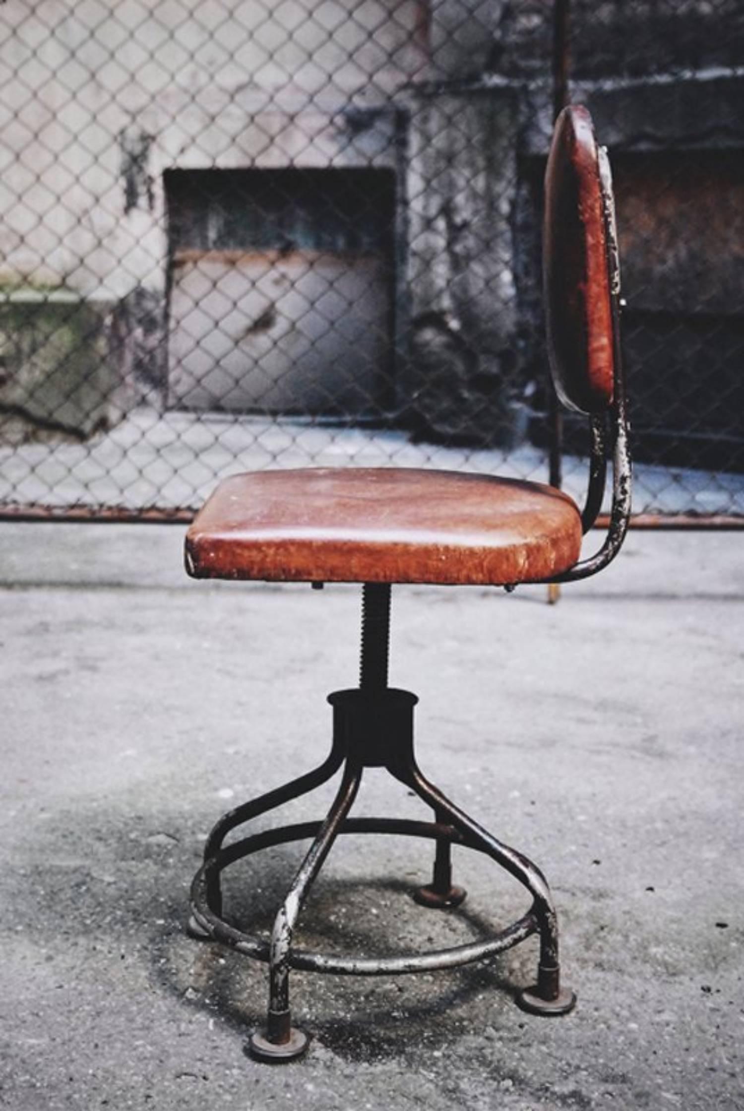 Chaise pivotante industrielle en cuir, Vintage American Leather, 1930s en vente 2