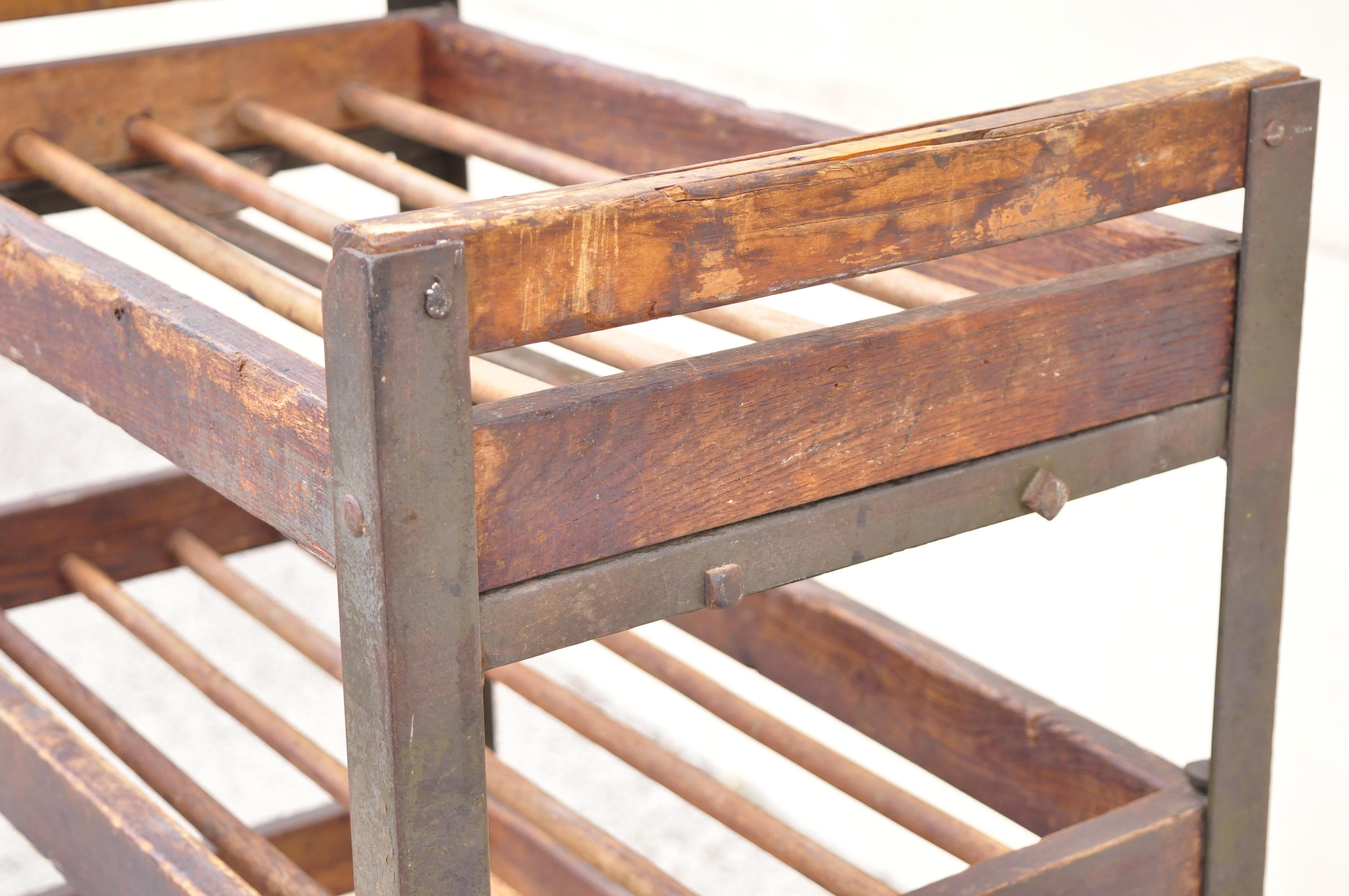 Support de chariot de travail vintage américain industriel en acier, métal et bois à rouleaux en vente 3