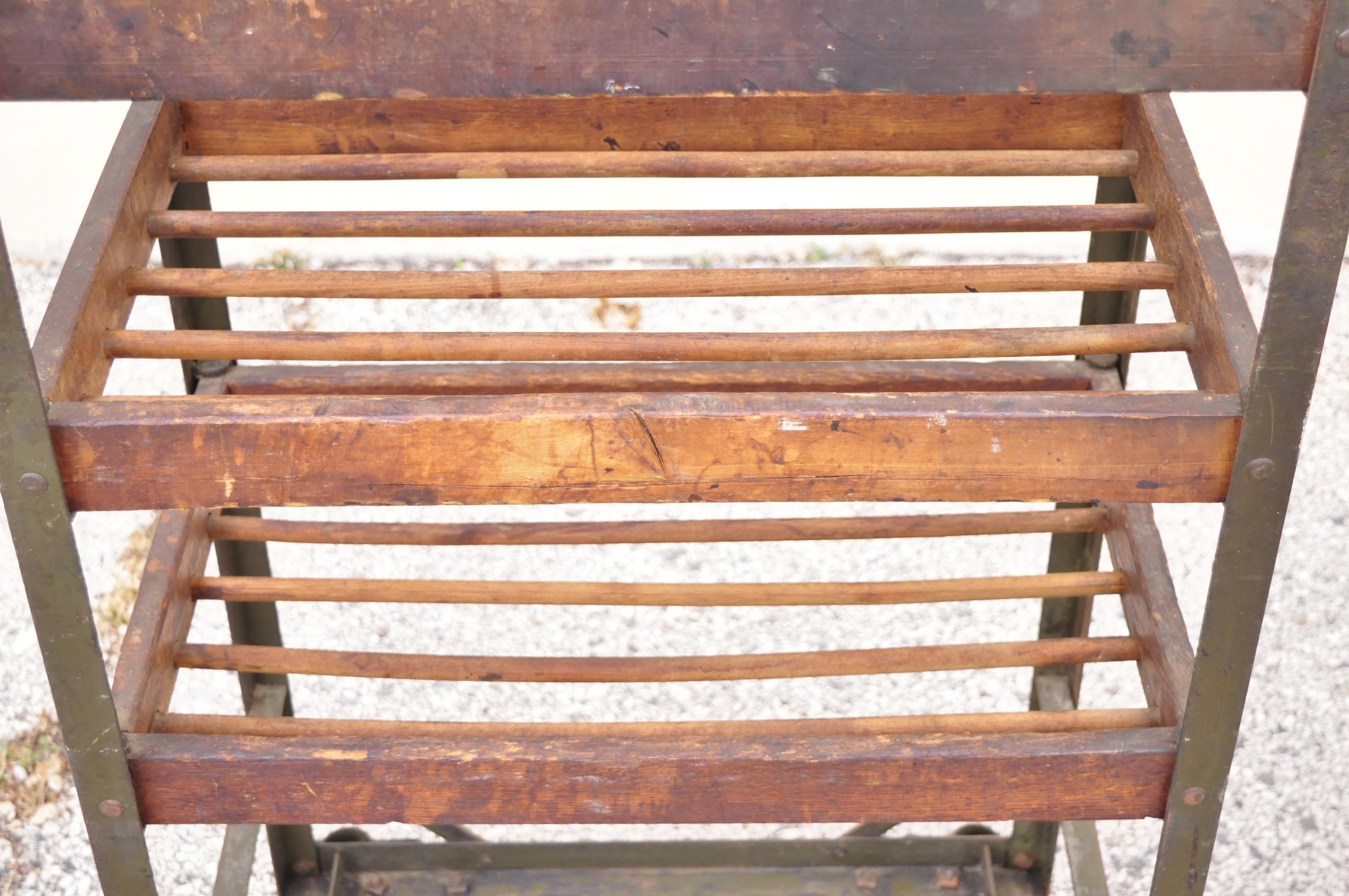 20ième siècle Support de chariot de travail vintage américain industriel en acier, métal et bois à rouleaux en vente