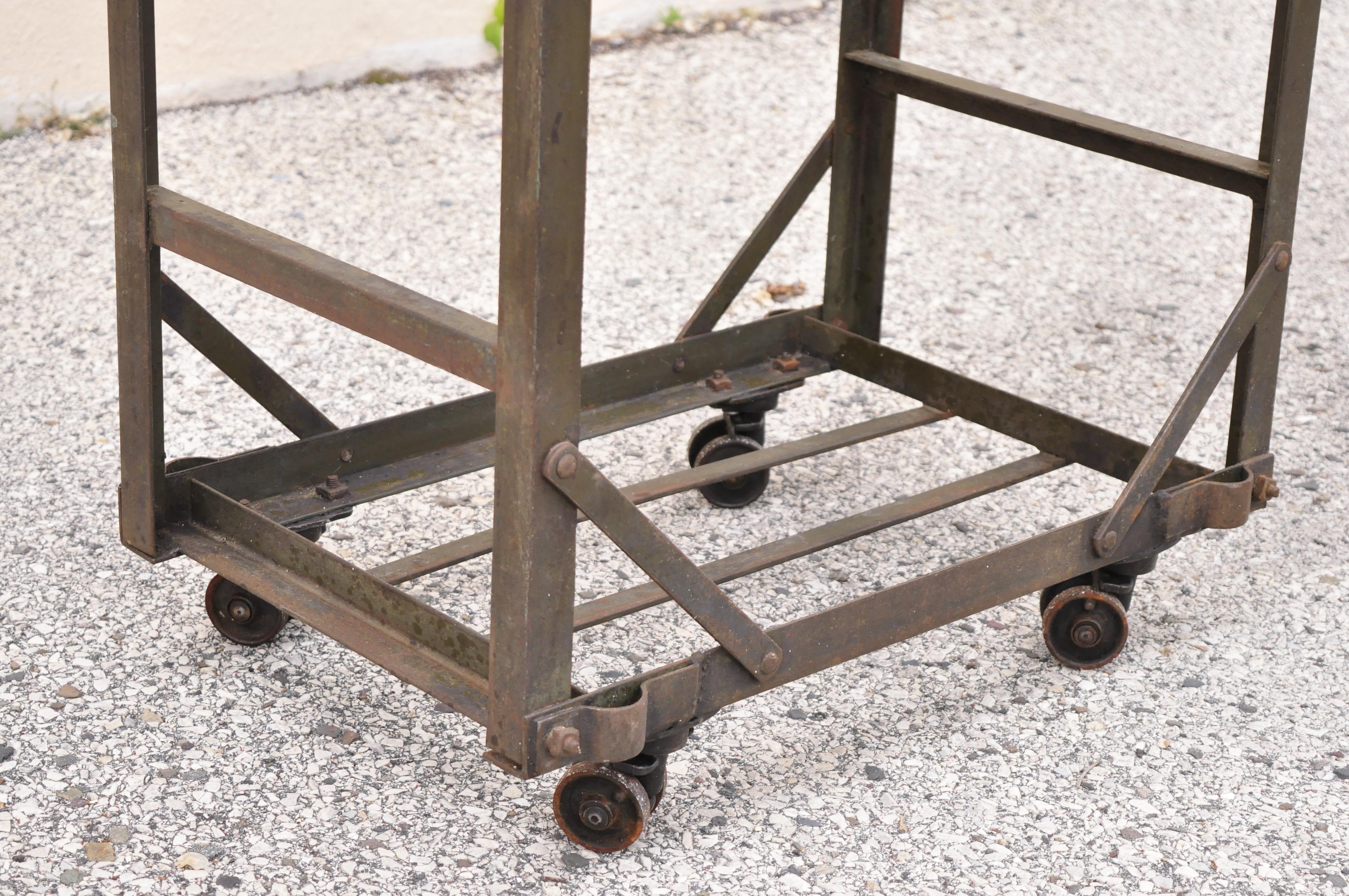 Fer Support de chariot de travail vintage américain industriel en acier, métal et bois à rouleaux en vente