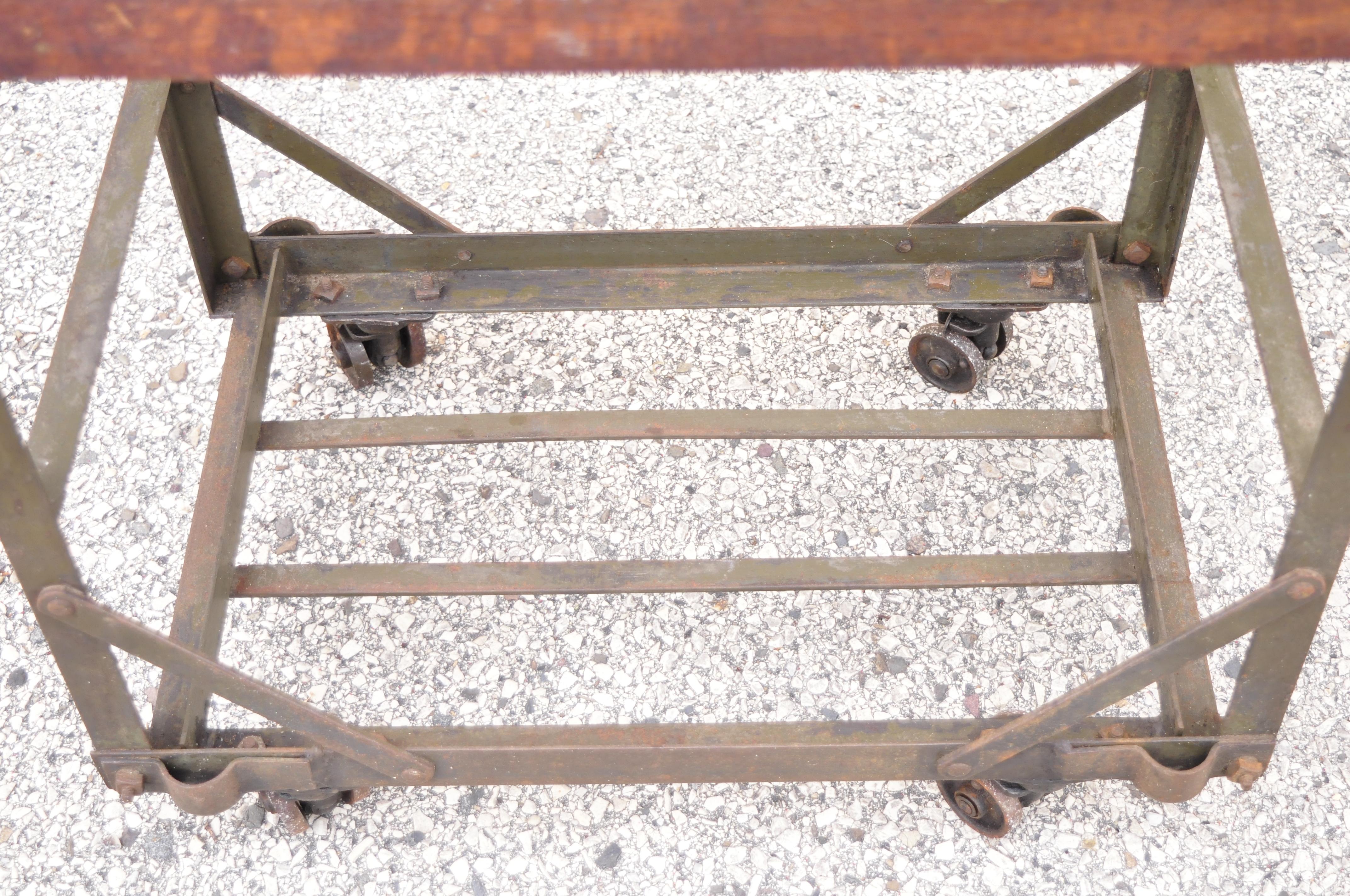 Support de chariot de travail vintage américain industriel en acier, métal et bois à rouleaux en vente 1
