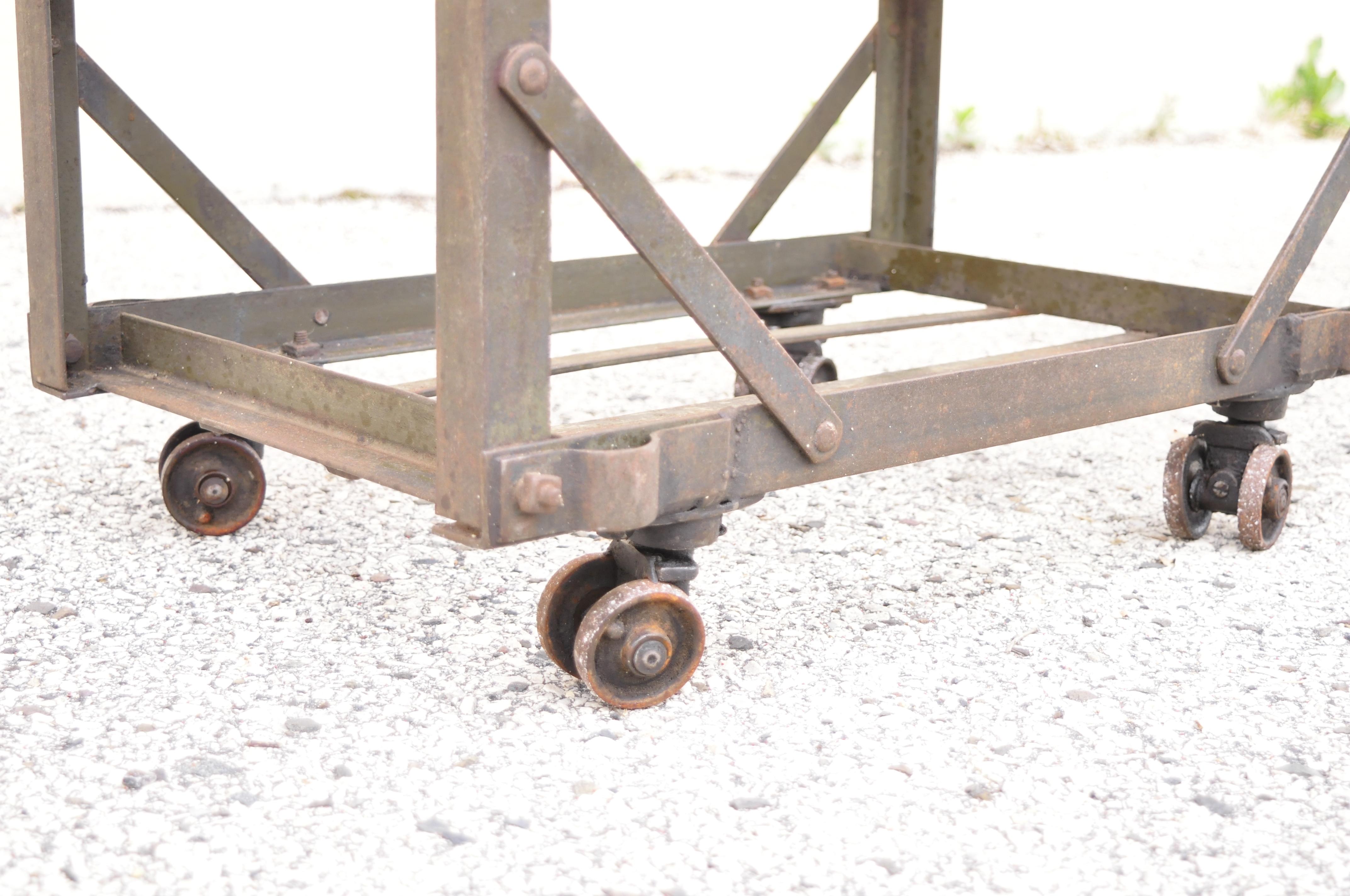 Support de chariot de travail vintage américain industriel en acier, métal et bois à rouleaux en vente 2