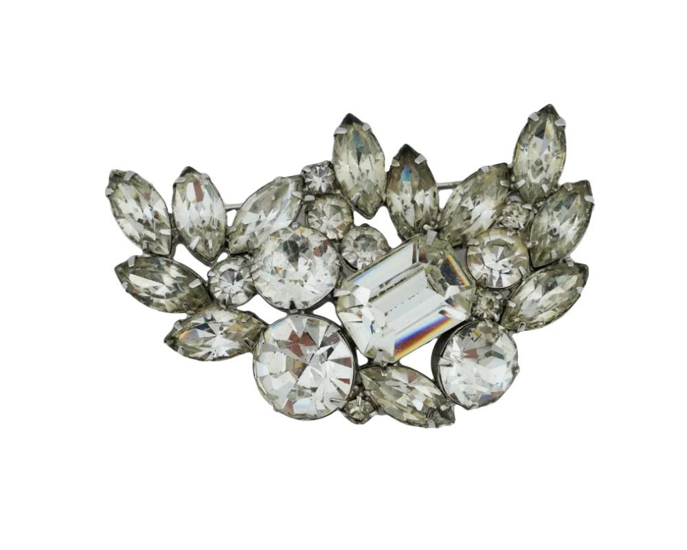 A Mexican manner Sterling Silver brooch. The brooch is made in a Modernist design, and encrusted with an Agate stone to the center. Unmarked. Vintage and Modern Silver and Natural Stones Jewelry Wares and Accessories For Collectors. Weight 20