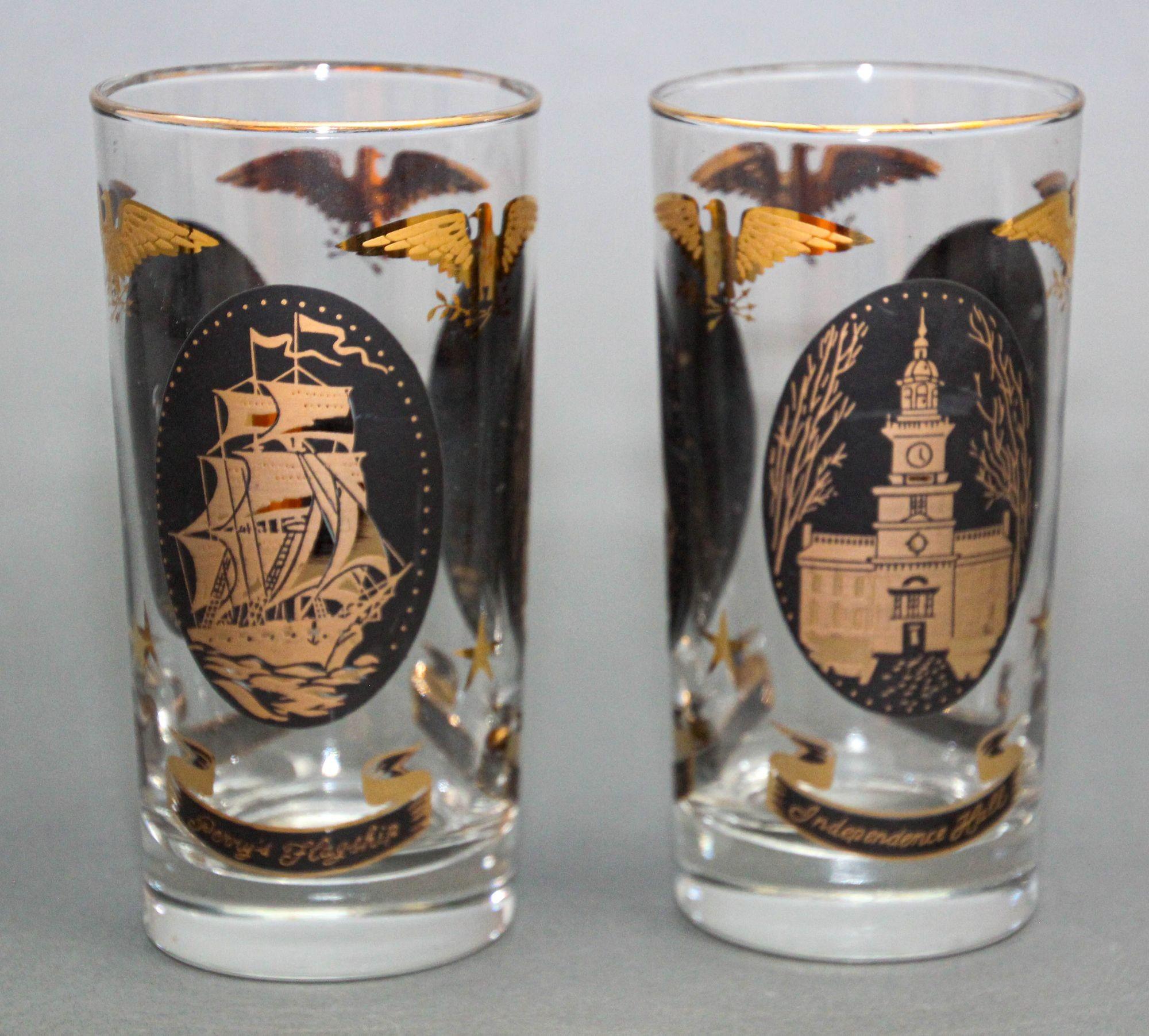 Bicchieri Highball d'oro Libbey d'epoca 1960.
Bicchieri patriottici di Libbey con immagini di Independence Hall, Andrew Jackson e la nave ammiraglia di Perry in un cerchio ovale nero con l'aquila americana sulla parte superiore del bicchiere.
2