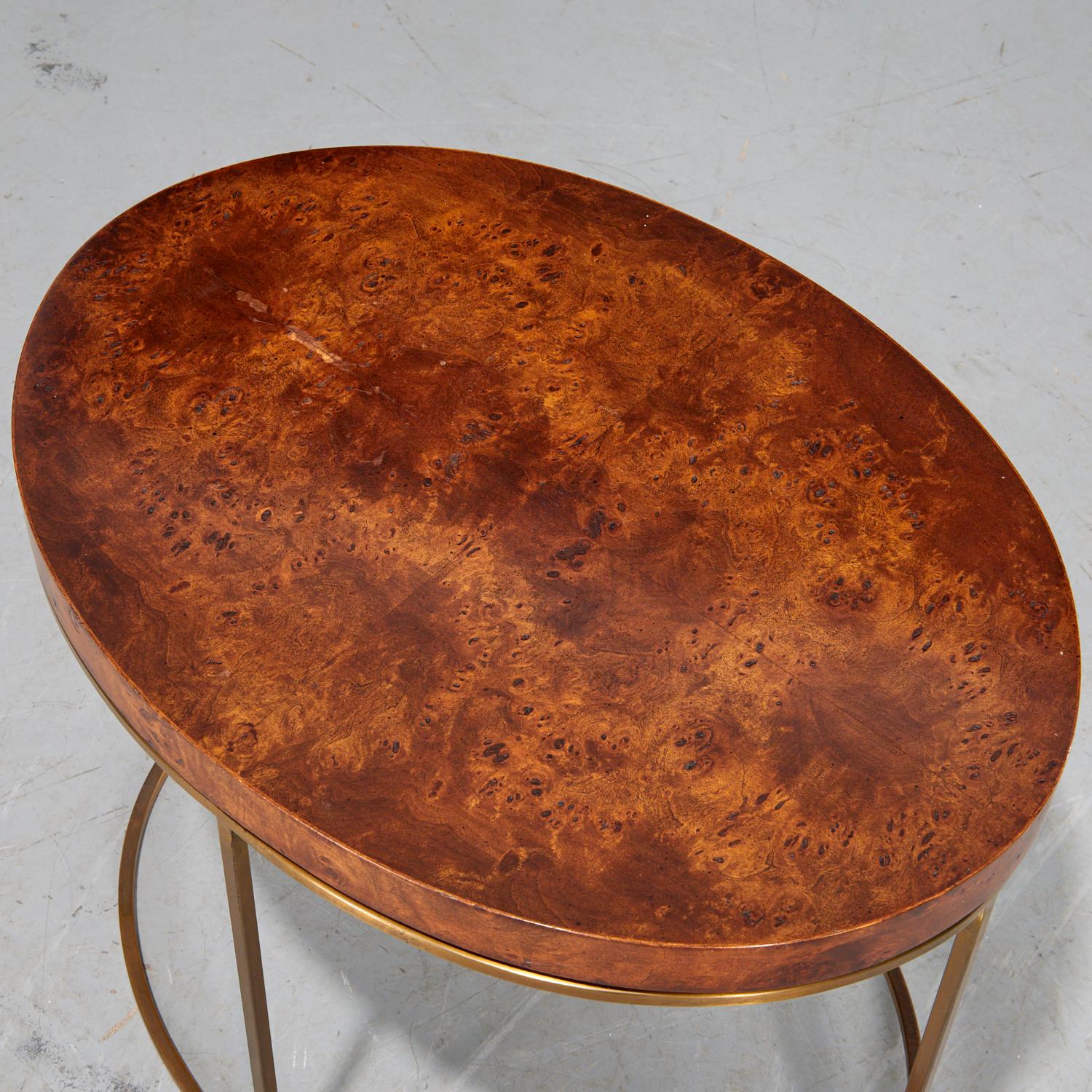 Tavolino vintage della metà del XX secolo di Brandt Furniture. 

Con il suo mix unico di legno di radica e ottone lucido, questo pezzo emana un fascino da Mid-Century Modern e un'eleganza senza tempo. Perfetto come tavolino, pezzo d'accento o
