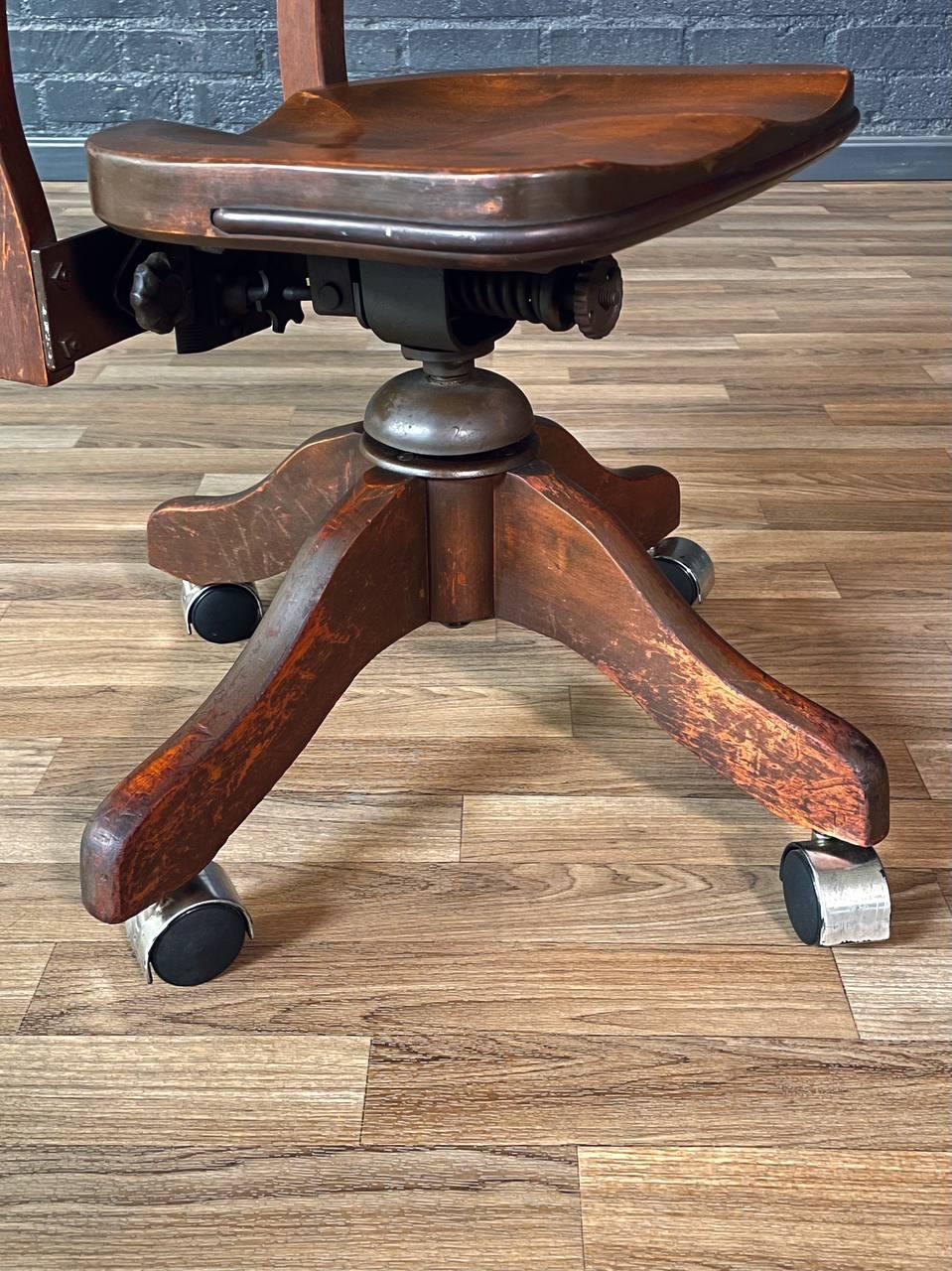 Chaise de bureau vintage en érable américain pivotante pour banquier ou dactylo en vente 3