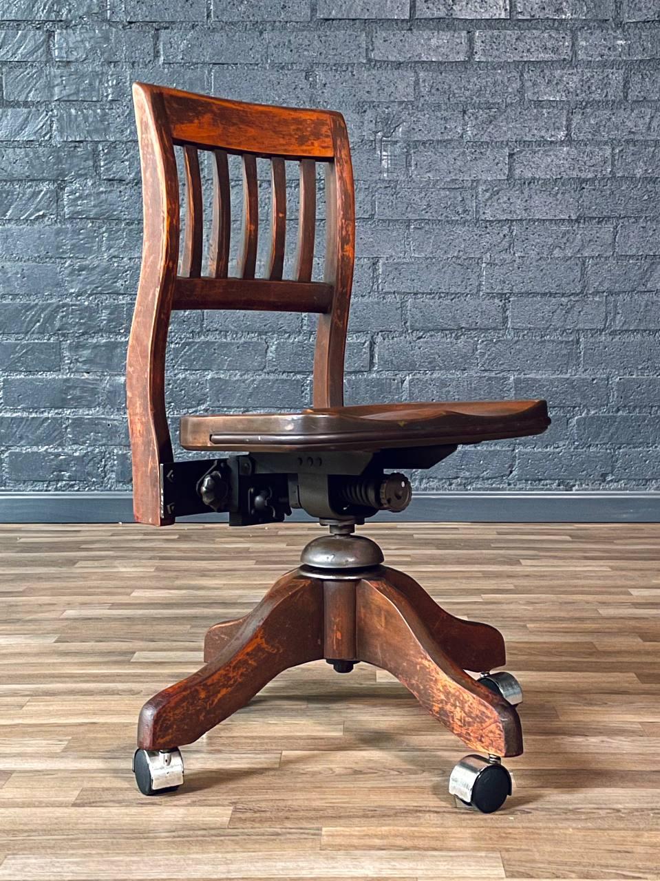 Industriel Chaise de bureau vintage en érable américain pivotante pour banquier ou dactylo en vente