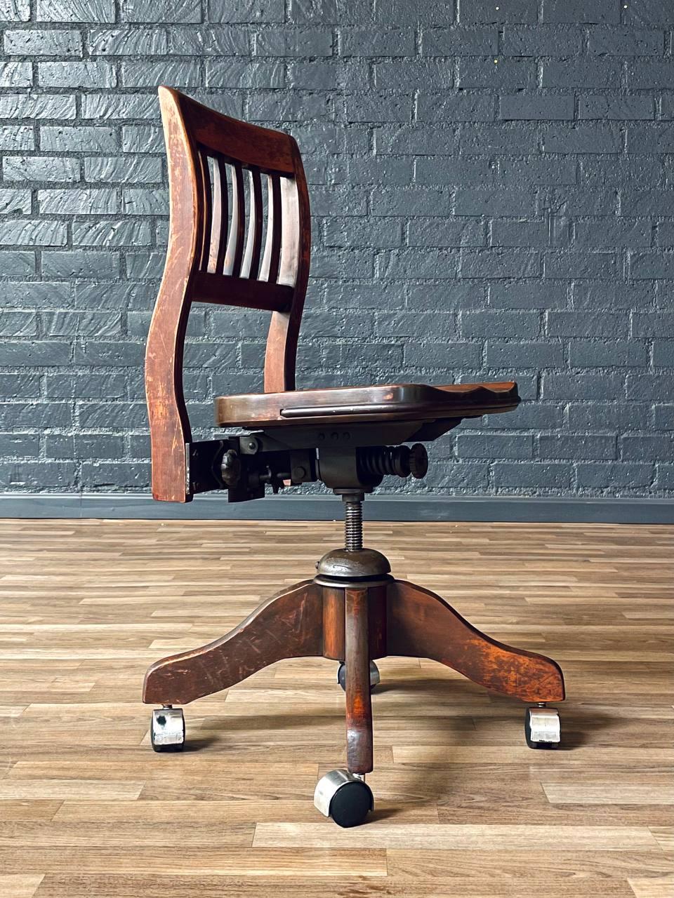 Américain Chaise de bureau vintage en érable américain pivotante pour banquier ou dactylo en vente