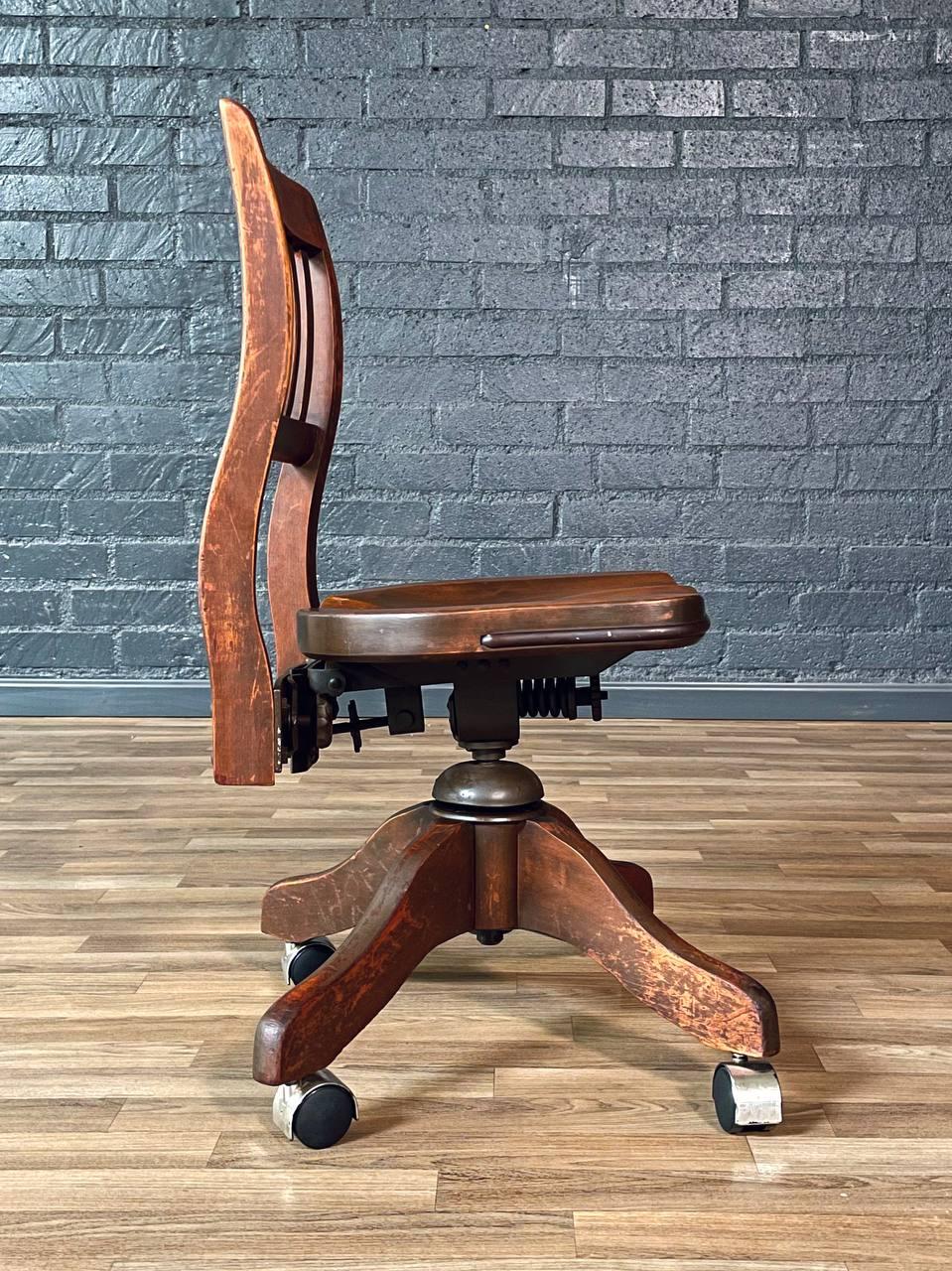 Chaise de bureau vintage en érable américain pivotante pour banquier ou dactylo Bon état - En vente à Los Angeles, CA