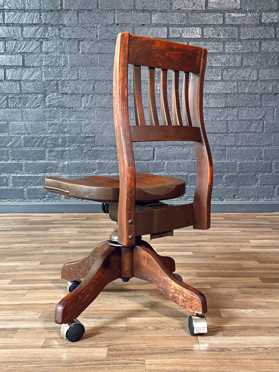 Milieu du XXe siècle Chaise de bureau vintage en érable américain pivotante pour banquier ou dactylo en vente