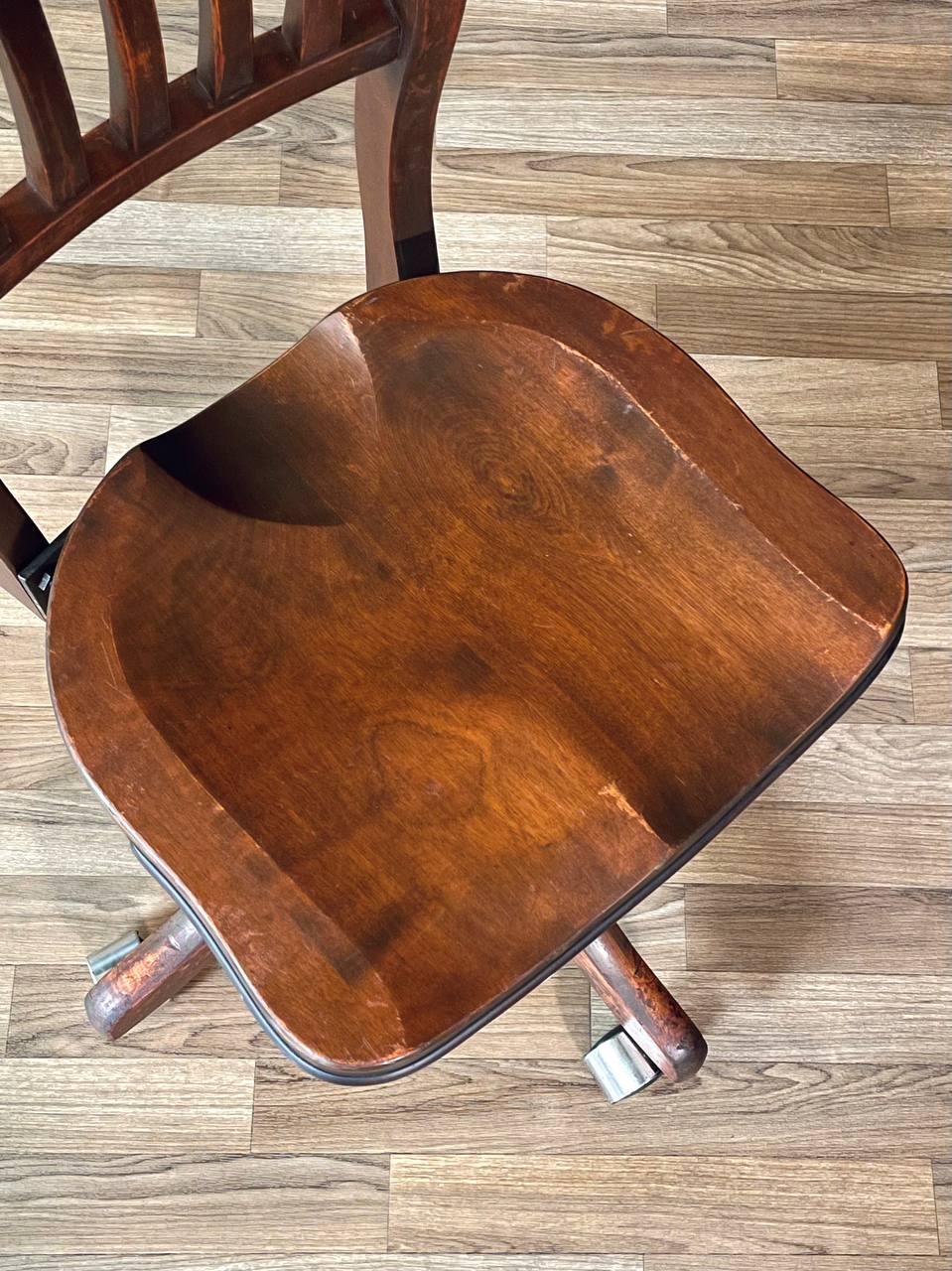 Chaise de bureau vintage en érable américain pivotante pour banquier ou dactylo en vente 1