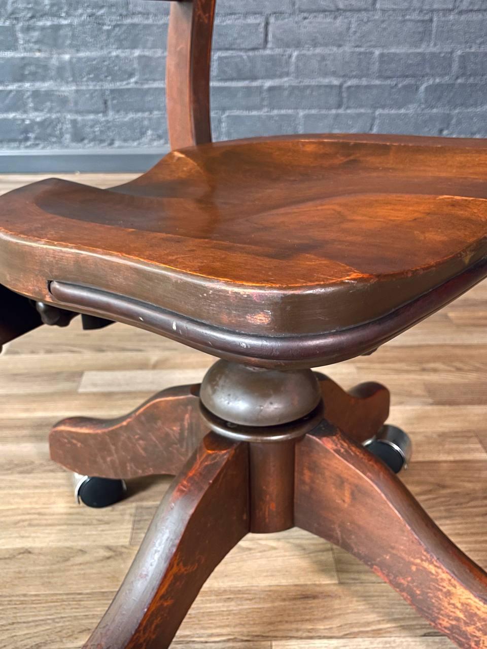 Chaise de bureau vintage en érable américain pivotante pour banquier ou dactylo en vente 2