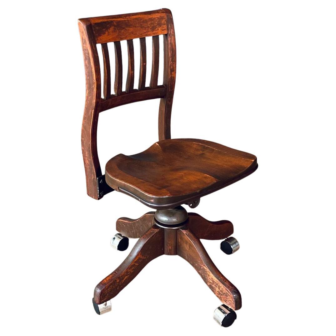 Chaise de bureau vintage en érable américain pivotante pour banquier ou dactylo en vente