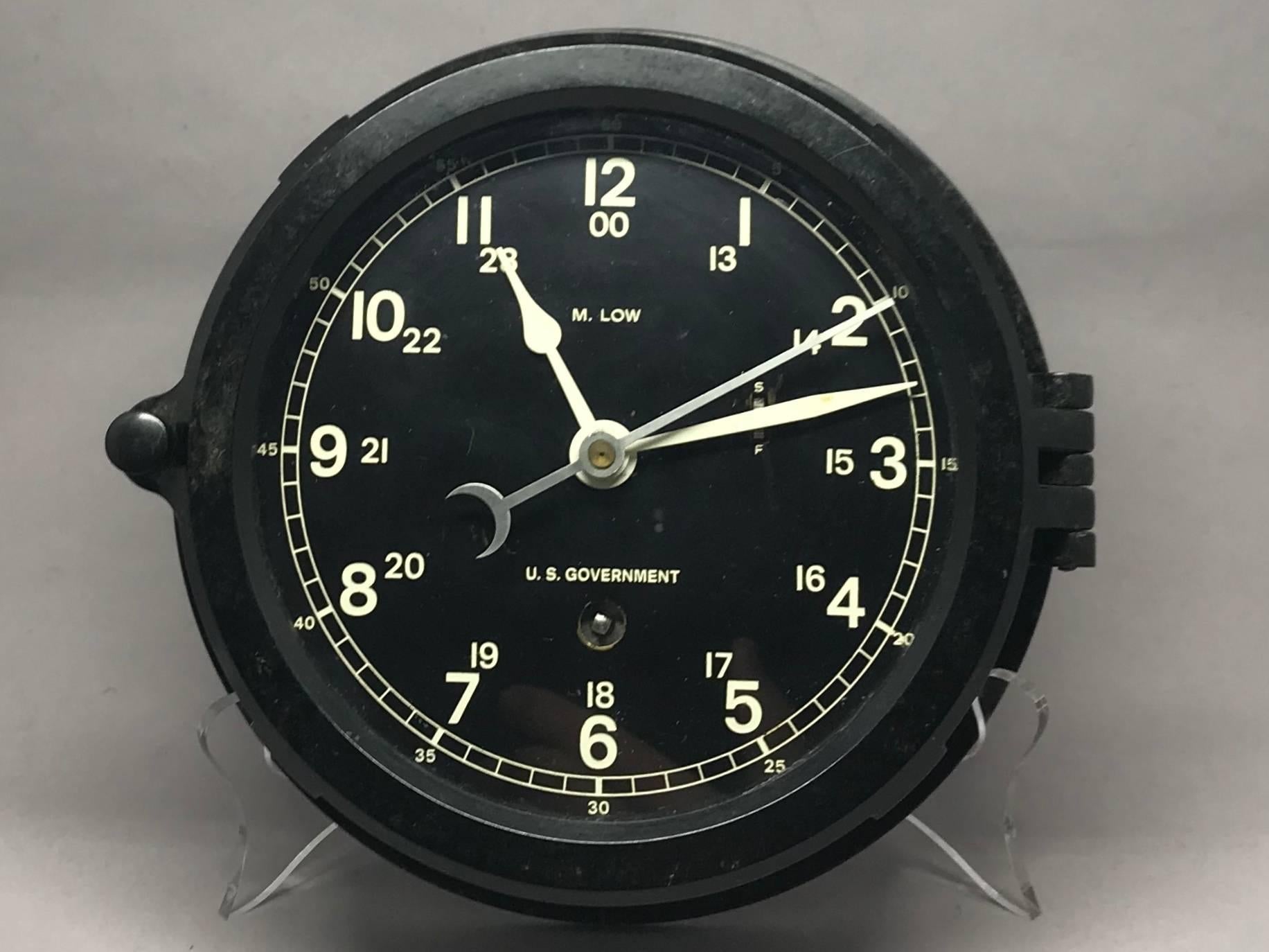 Vintage American Nautical clock. Belle horloge navale Chelsea circulaire à face noire, avec énumération blanche et couvercle en verre étanche, vendue par M. Low of New York avec clé, États-Unis, 20e siècle.
Dimensions : 7.5