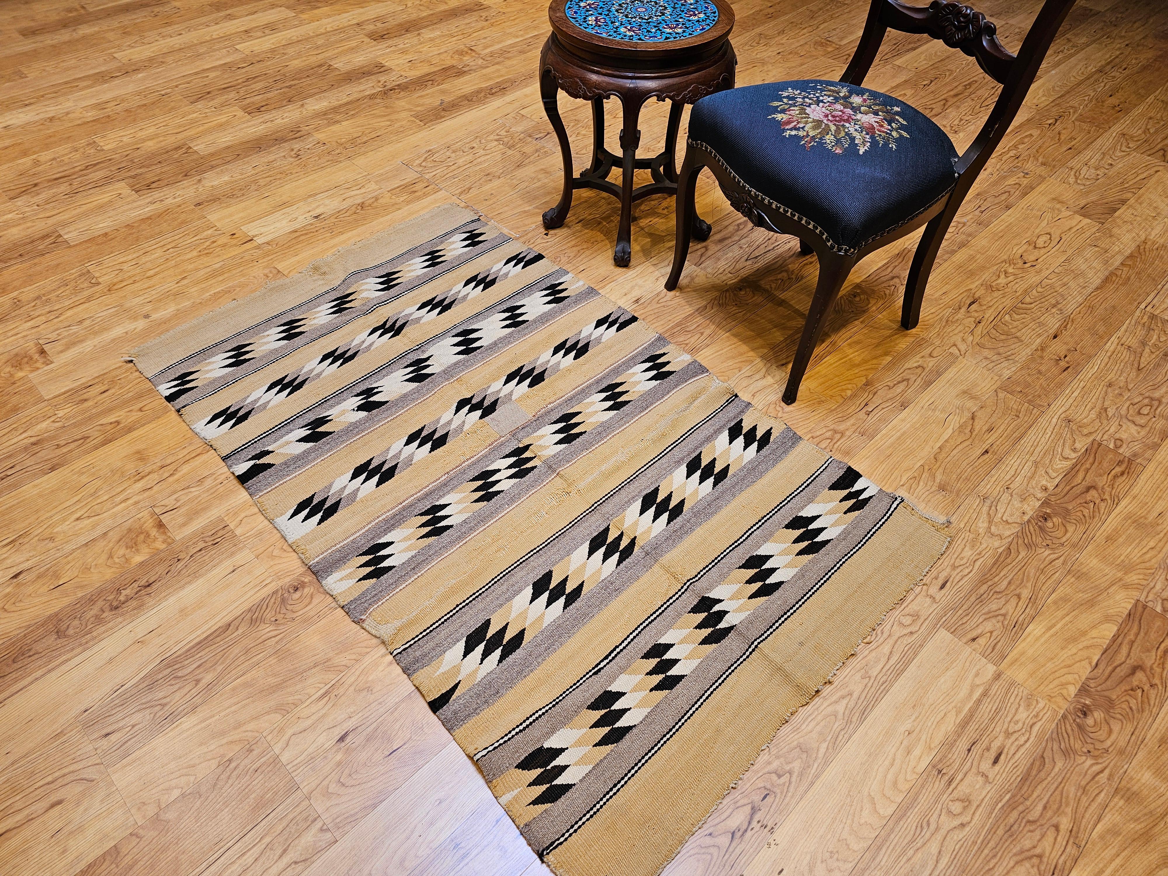 Amerikanischer Navajo-Teppich im Chinle-Muster im Vintage-Stil aus Kornmeal in Schwarz, Elfenbein, Grau und Grau im Angebot 3
