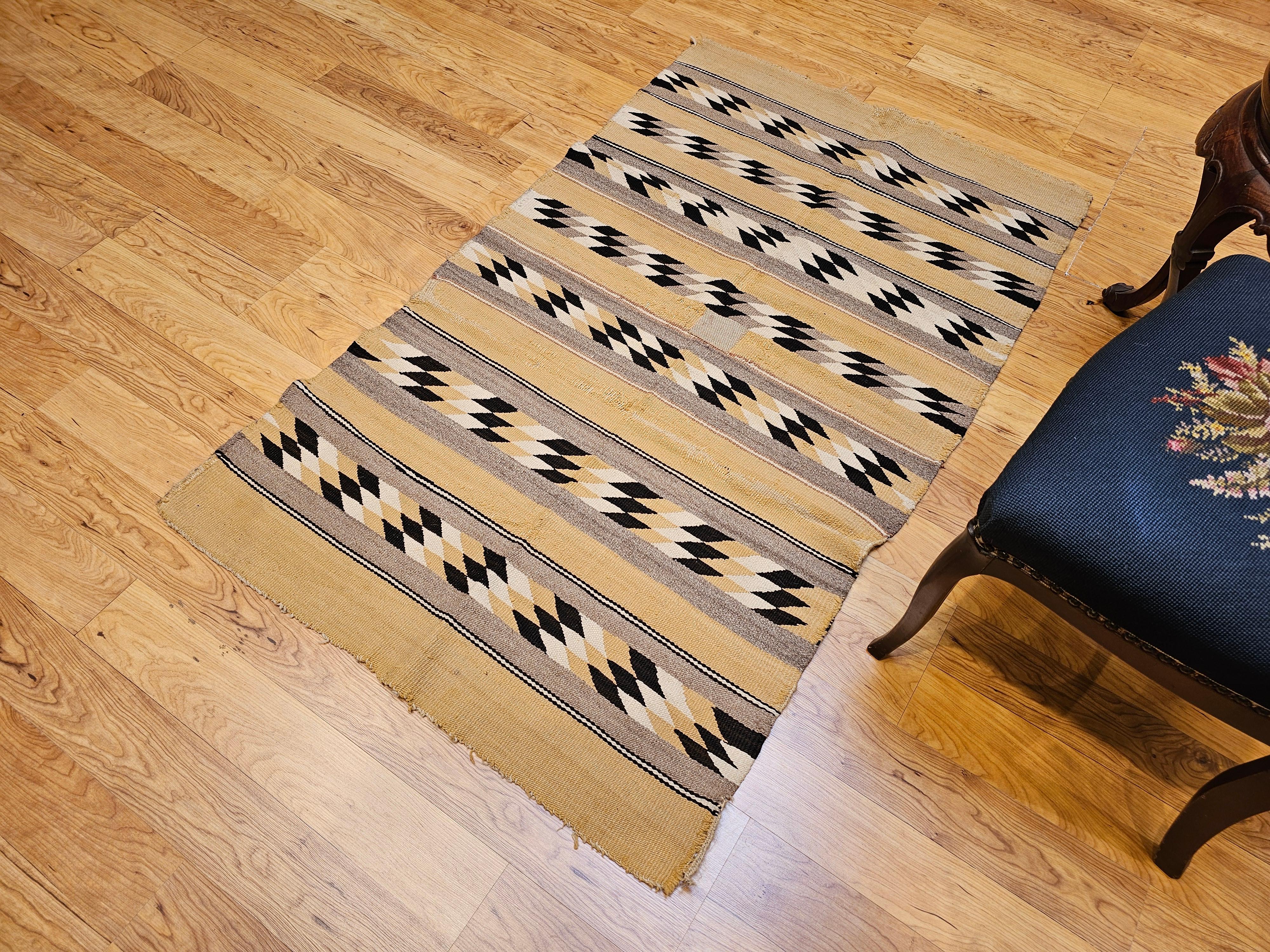 Amerikanischer Navajo-Teppich im Chinle-Muster im Vintage-Stil aus Kornmeal in Schwarz, Elfenbein, Grau und Grau im Angebot 4