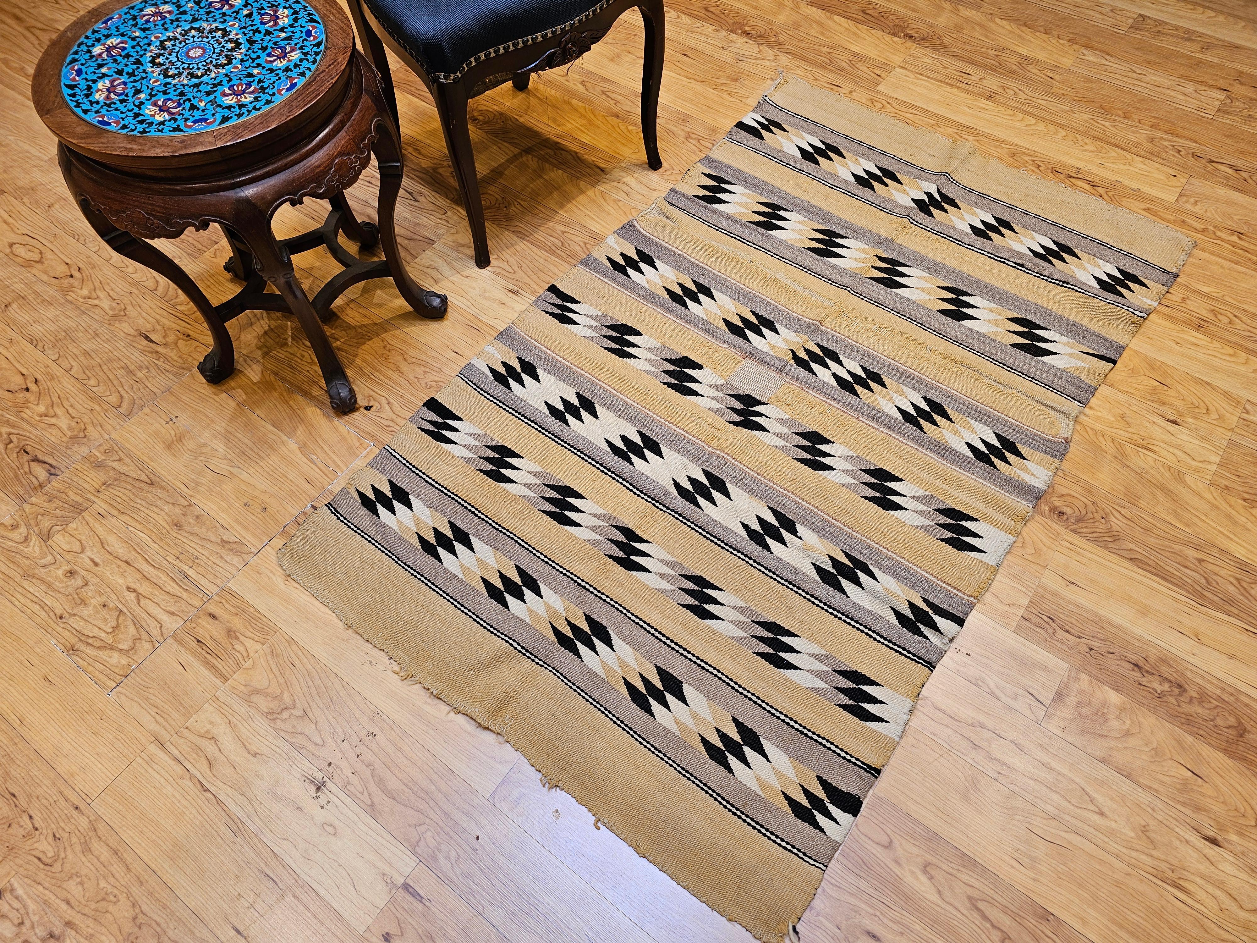 Amerikanischer Navajo-Teppich im Chinle-Muster im Vintage-Stil aus Kornmeal in Schwarz, Elfenbein, Grau und Grau im Angebot 7