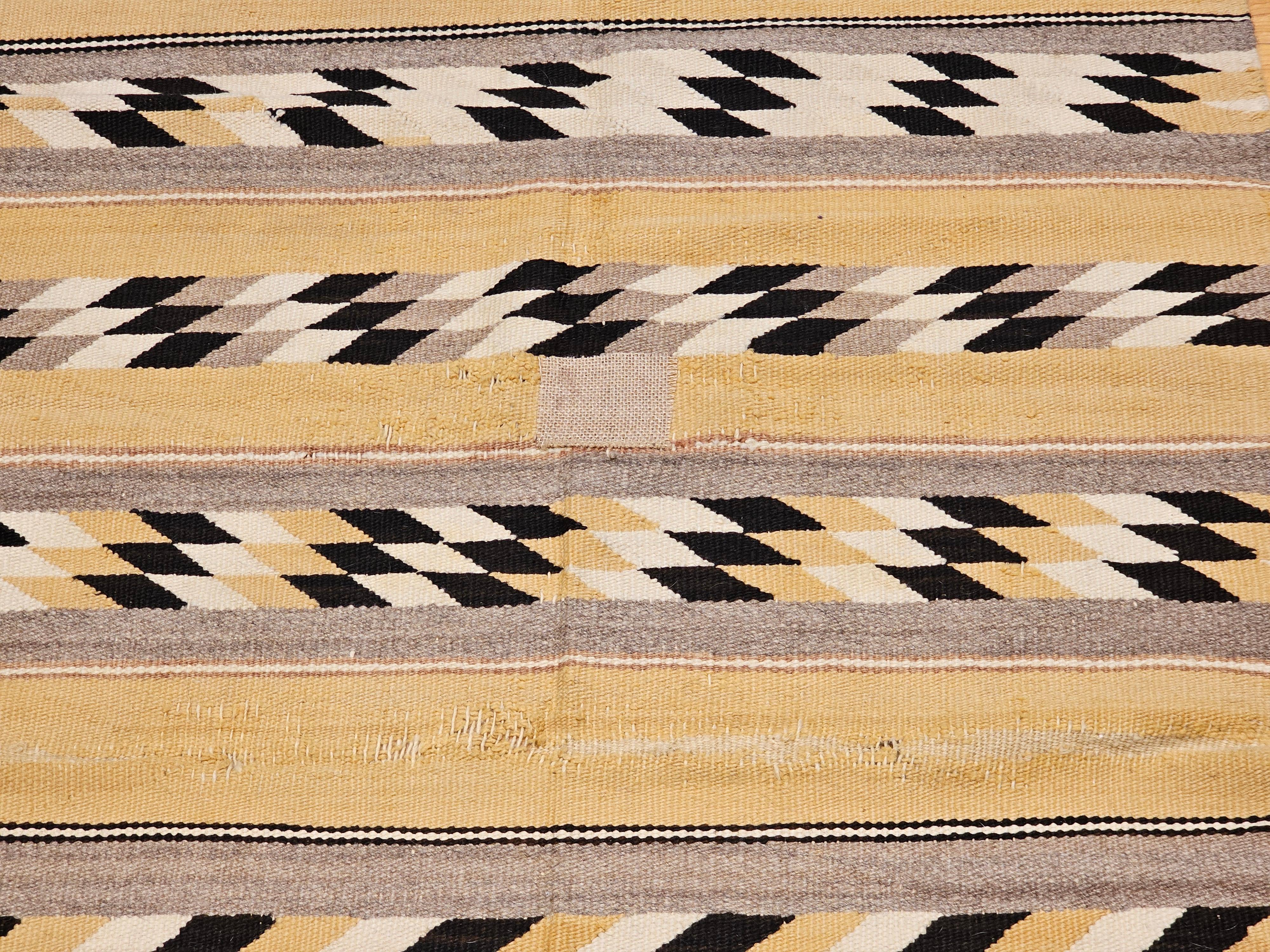 Amerikanischer Navajo-Teppich im Chinle-Muster im Vintage-Stil aus Kornmeal in Schwarz, Elfenbein, Grau und Grau (Handgewebt) im Angebot