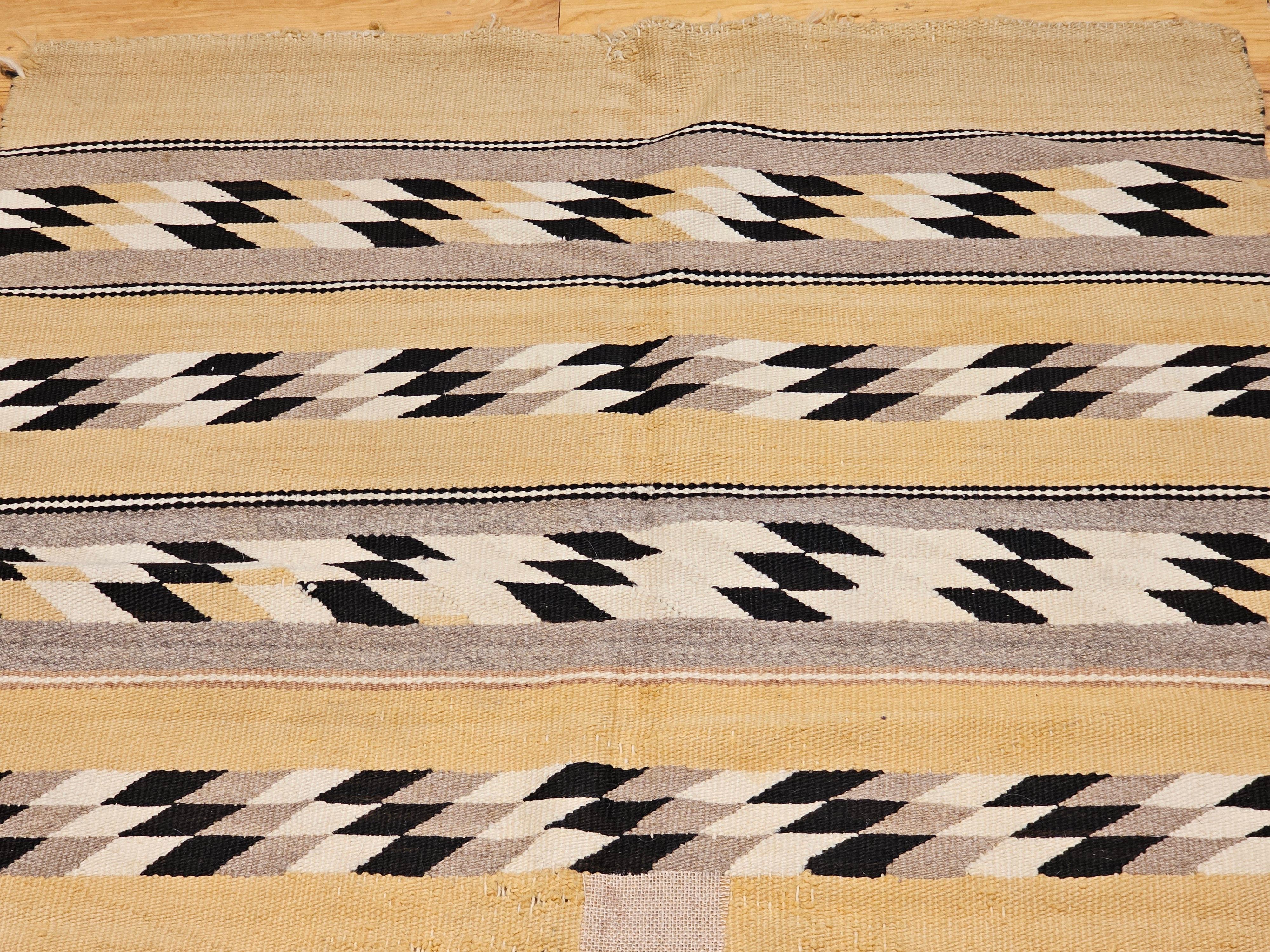 Amerikanischer Navajo-Teppich im Chinle-Muster im Vintage-Stil aus Kornmeal in Schwarz, Elfenbein, Grau und Grau im Zustand „Gut“ im Angebot in Barrington, IL