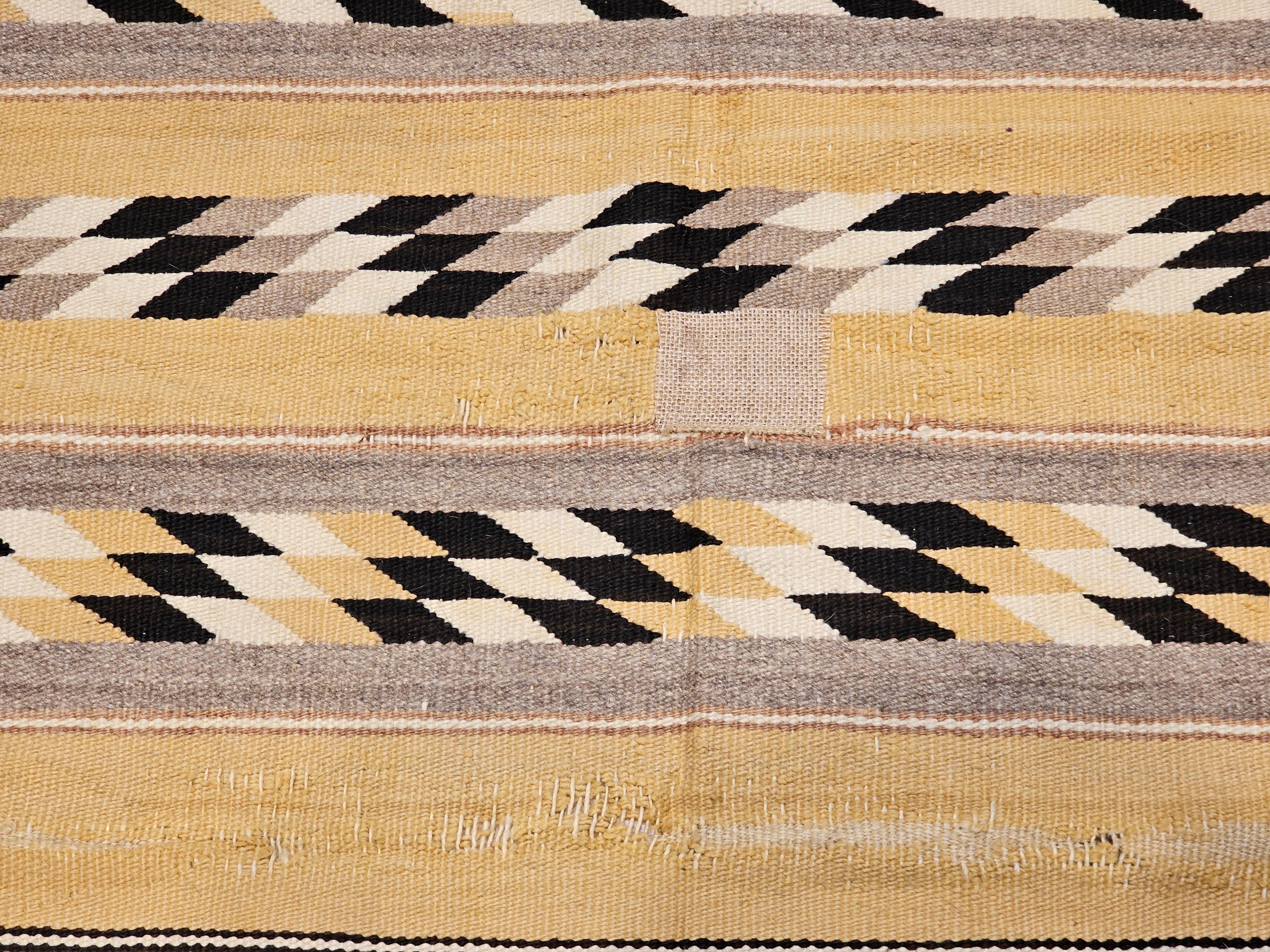 Amerikanischer Navajo-Teppich im Chinle-Muster im Vintage-Stil aus Kornmeal in Schwarz, Elfenbein, Grau und Grau (Wolle) im Angebot