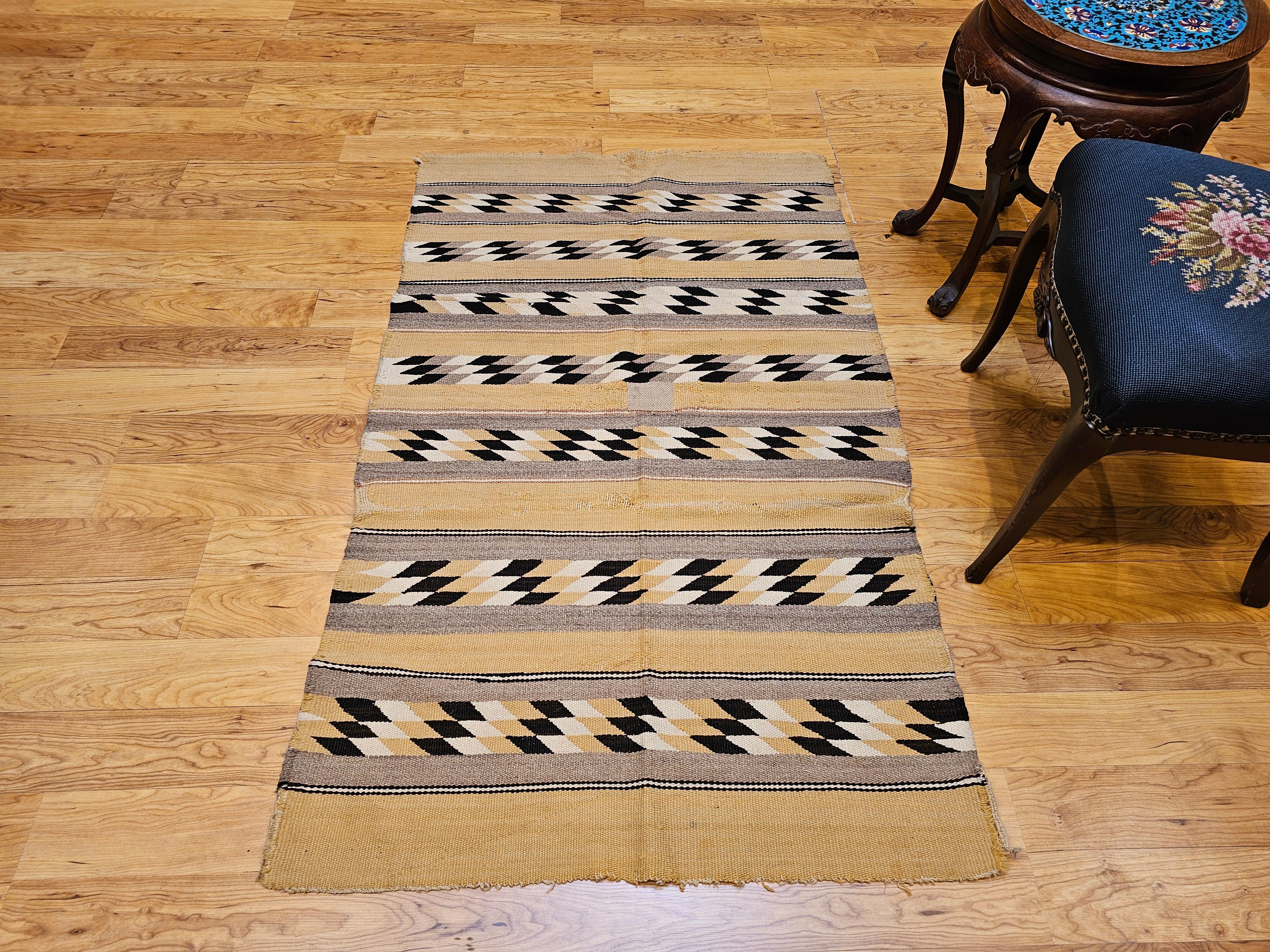 Amerikanischer Navajo-Teppich im Chinle-Muster im Vintage-Stil aus Kornmeal in Schwarz, Elfenbein, Grau und Grau im Angebot 2