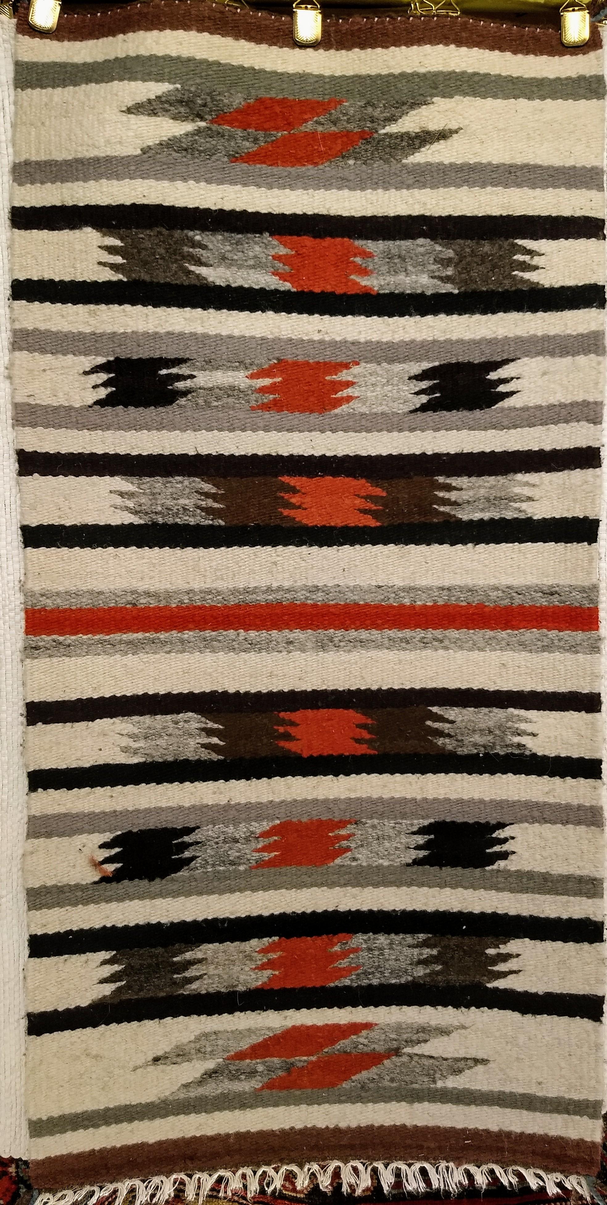 Alfombra Navajo Americana Vintage con diseño de rayas en marfil, negro, gris y óxido en Bueno estado para la venta en Barrington, IL