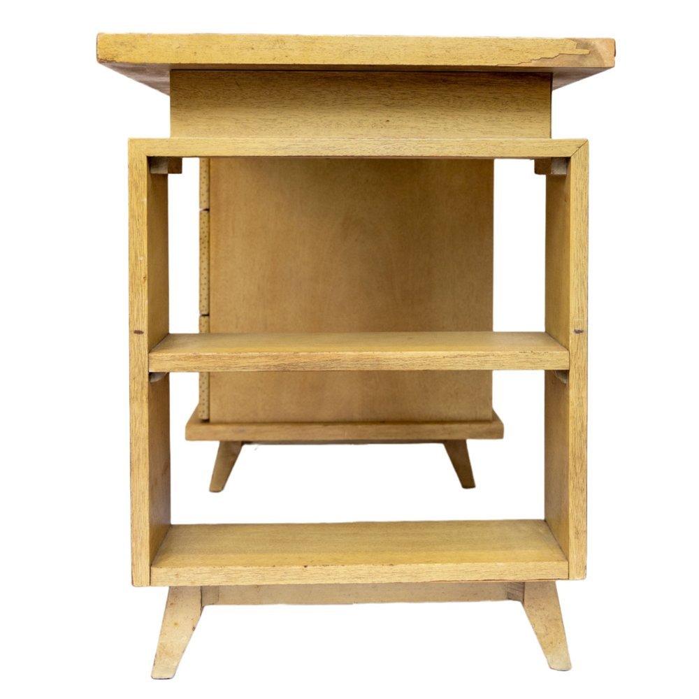 Bureau vintage à 3 tiroirs en acajou blanchi avec une façade en faux bambou. Ce design présente une silhouette linéaire d'inspiration architecturale avec des étagères ouvertes sur le côté. De la collection Bali Hi, très recherchée et difficile à