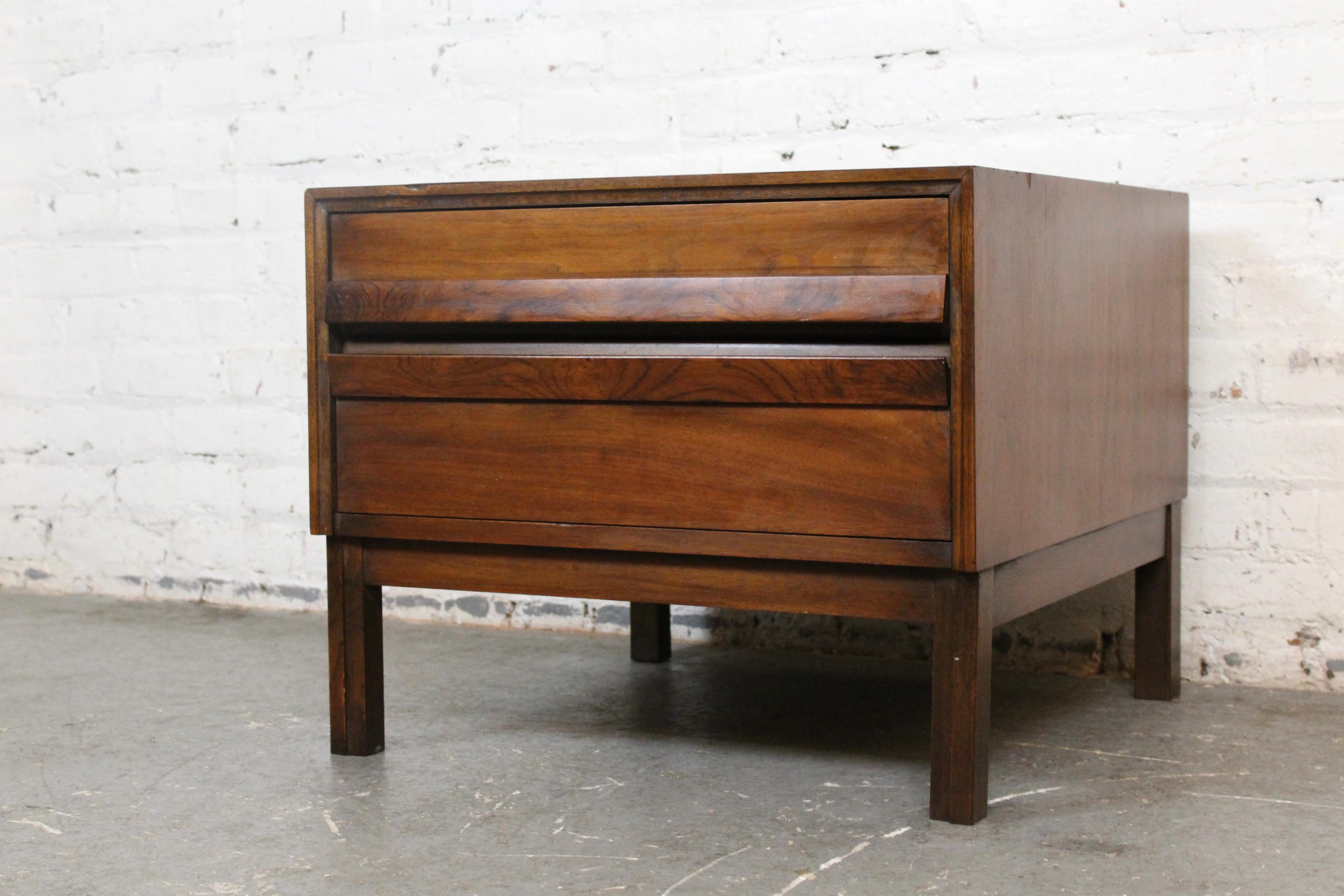 Vintage American of Martinsville, Beistelltisch aus Nussbaumholz, Vintage im Angebot 6