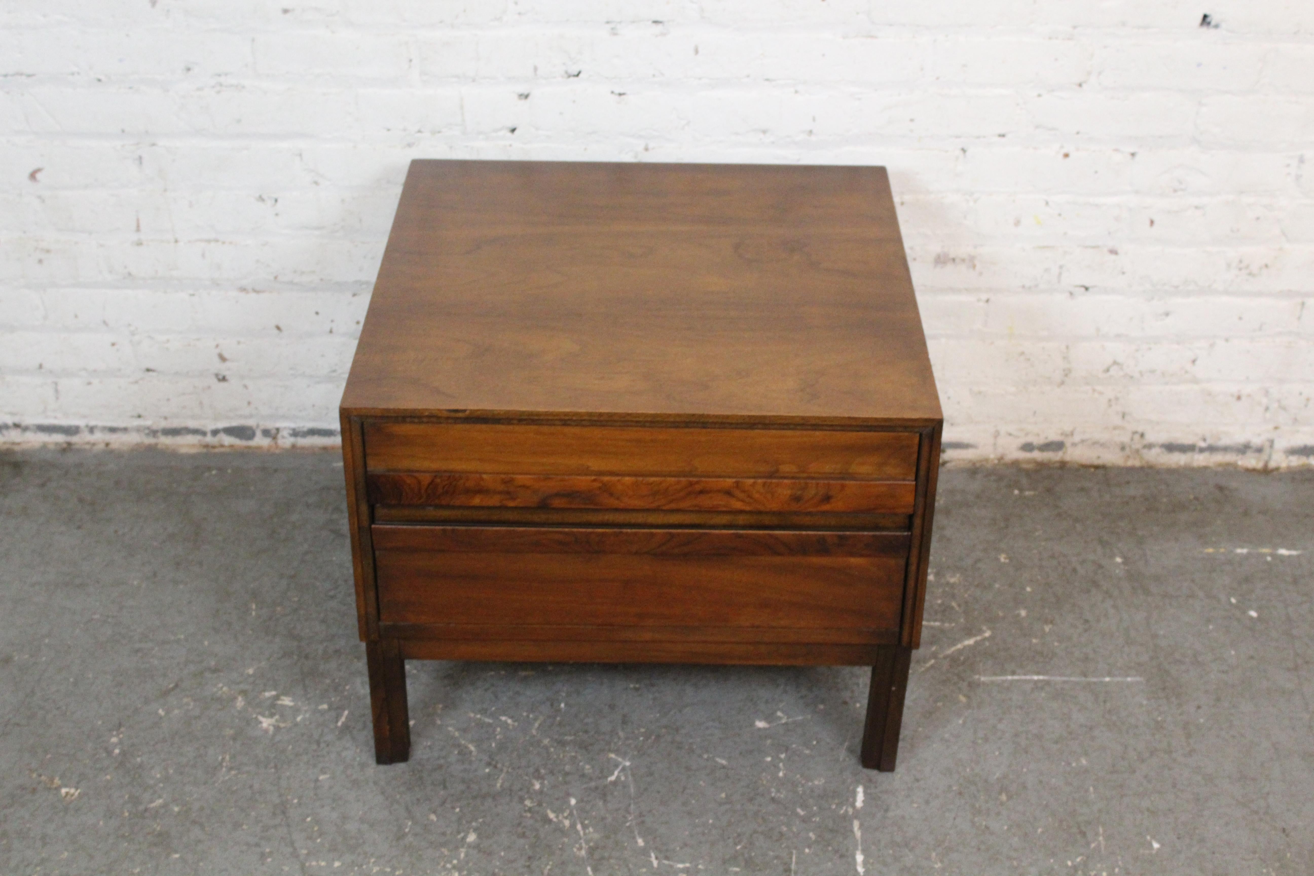 Vintage American of Martinsville, Beistelltisch aus Nussbaumholz, Vintage (Moderne der Mitte des Jahrhunderts) im Angebot