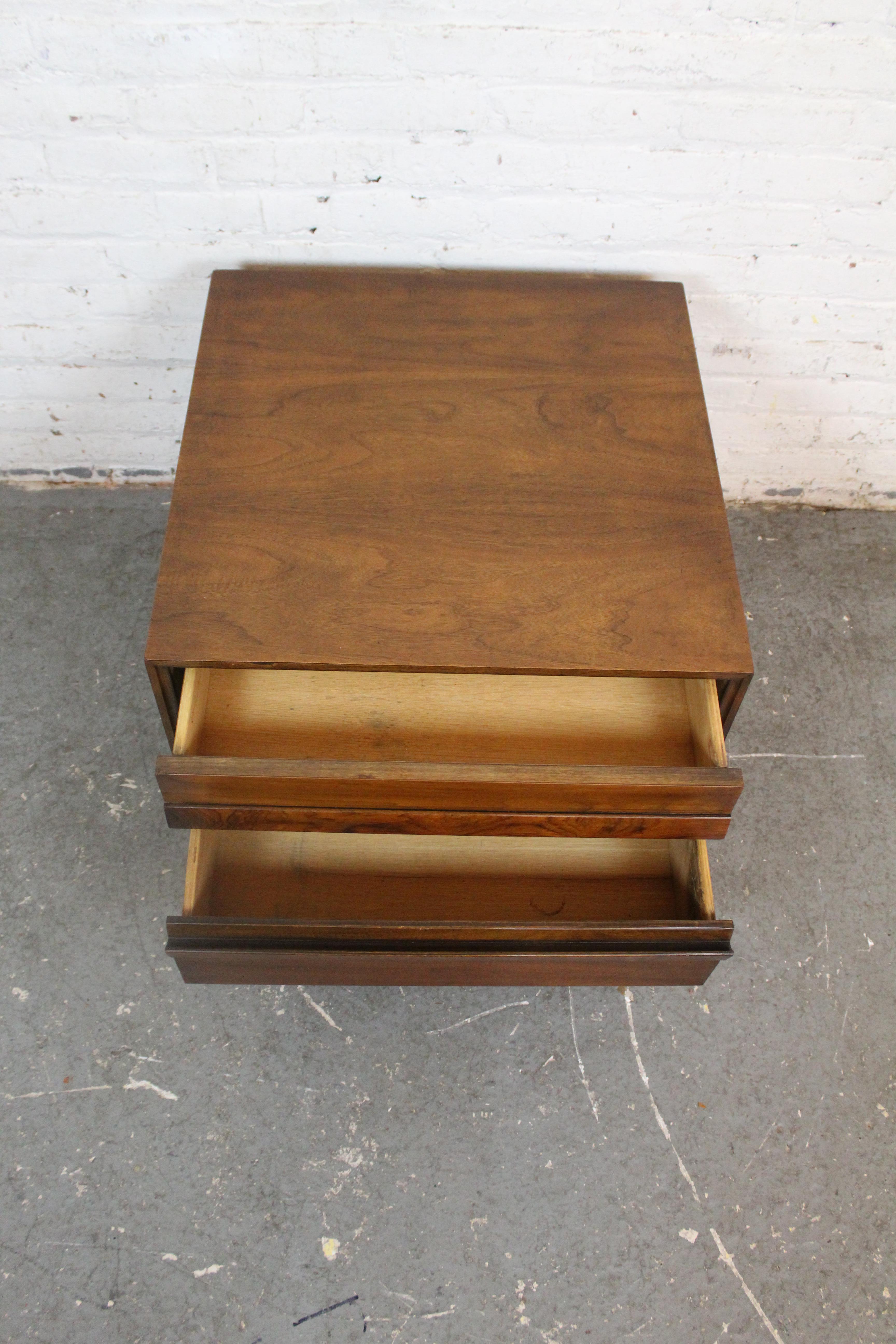 Vintage American of Martinsville, Beistelltisch aus Nussbaumholz, Vintage (amerikanisch) im Angebot