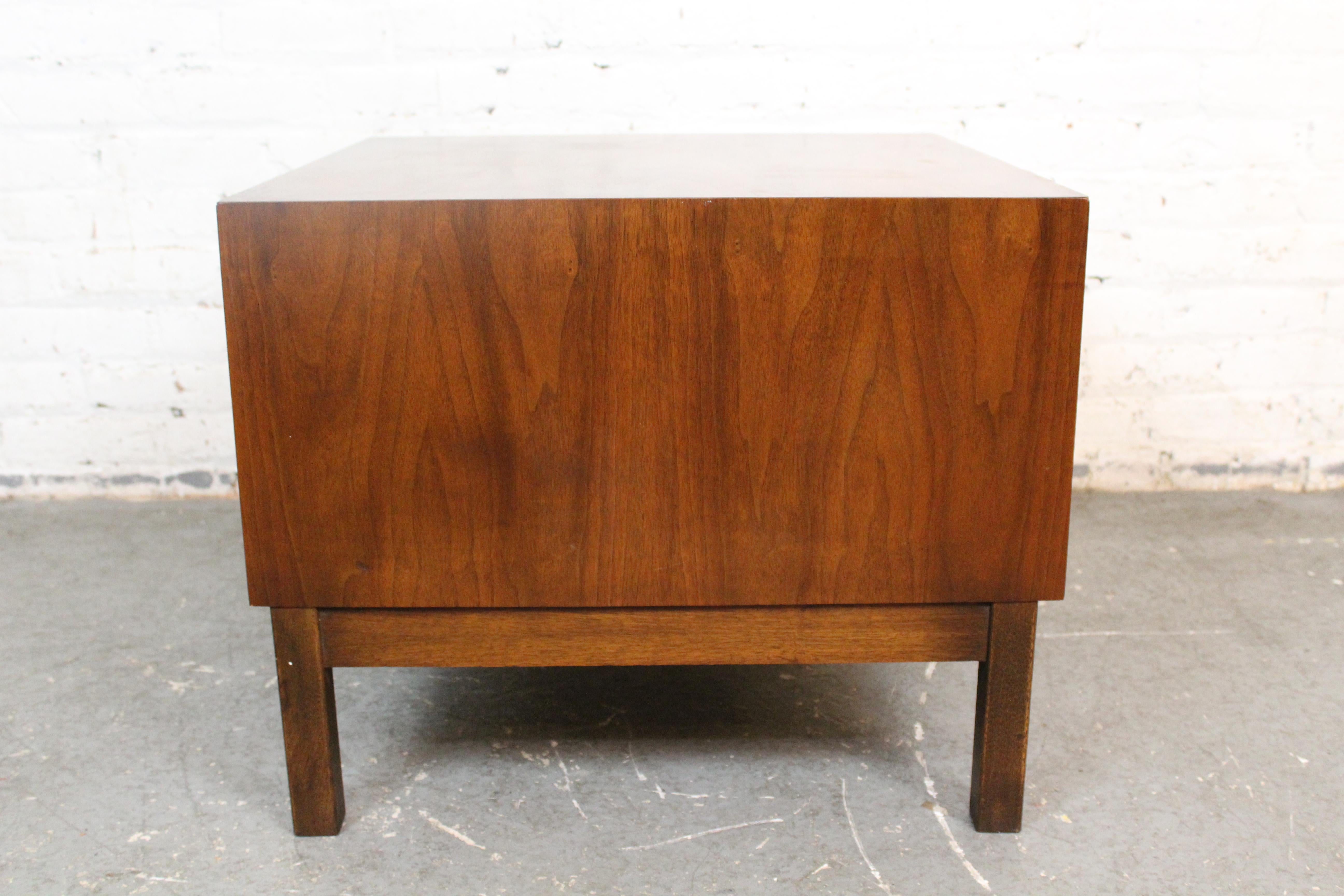 Vintage American of Martinsville, Beistelltisch aus Nussbaumholz, Vintage (Geschnitzt) im Angebot
