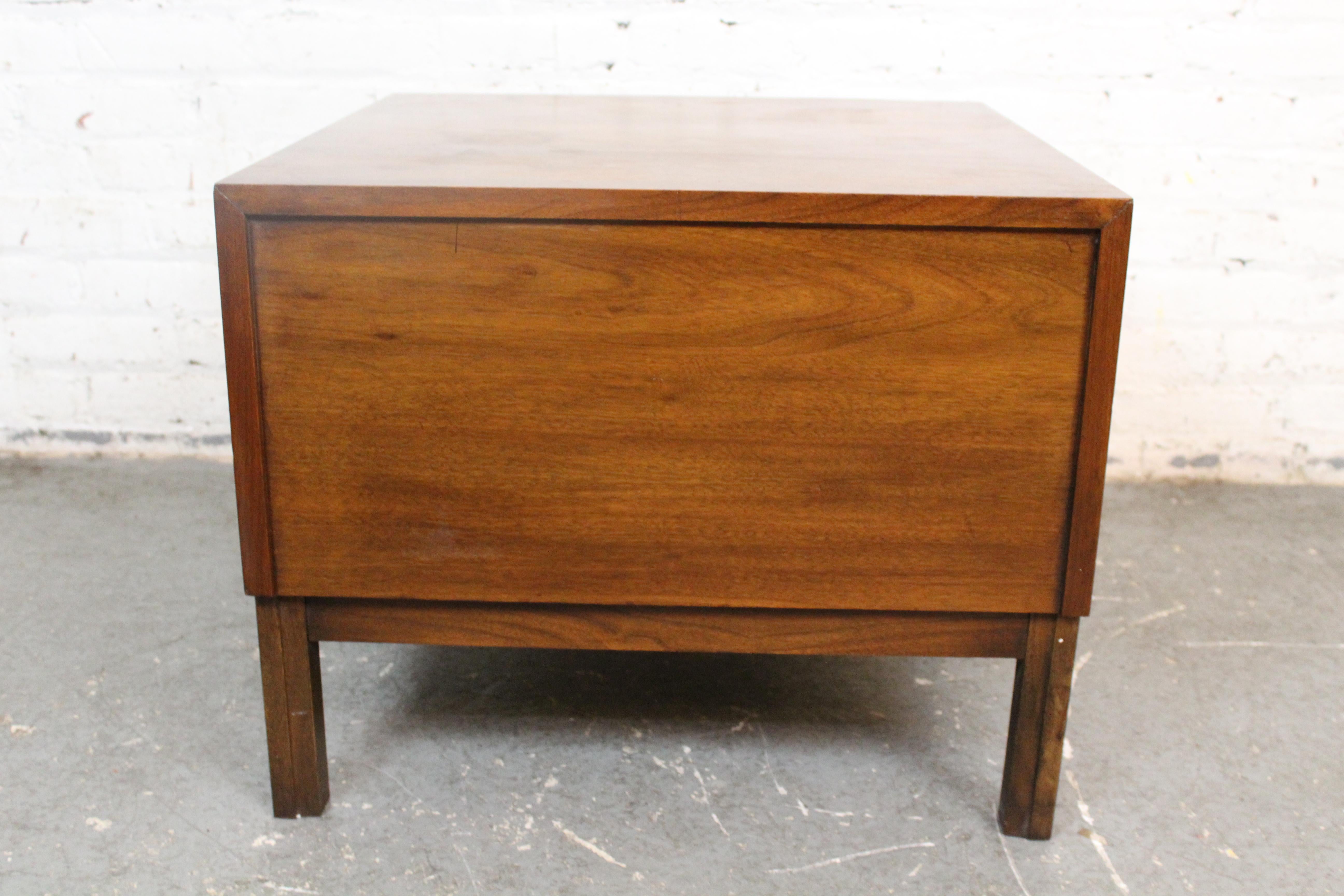 Vintage American of Martinsville, Beistelltisch aus Nussbaumholz, Vintage im Zustand „Gut“ im Angebot in Brooklyn, NY