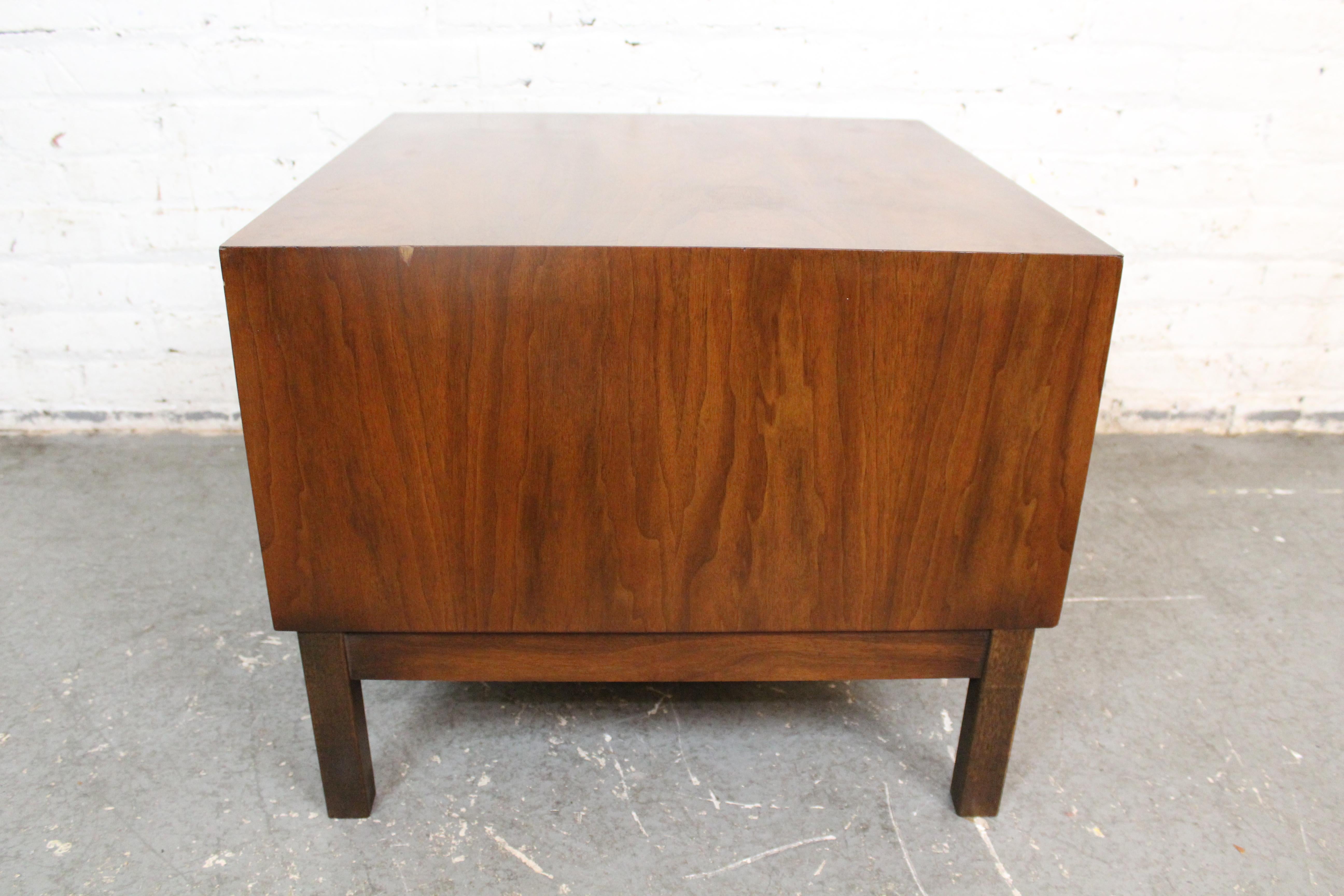Vintage American of Martinsville, Beistelltisch aus Nussbaumholz, Vintage (20. Jahrhundert) im Angebot