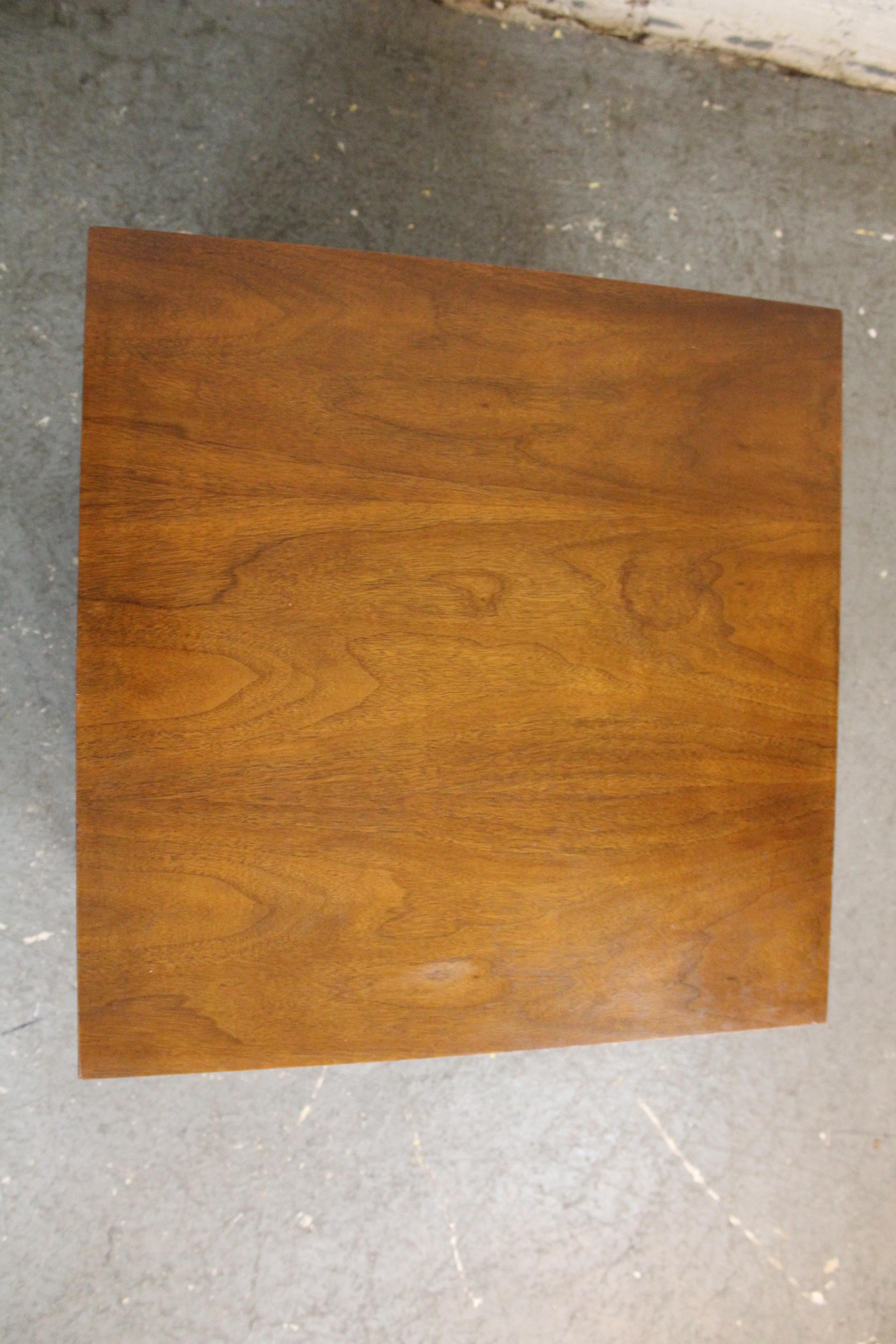 Vintage American of Martinsville, Beistelltisch aus Nussbaumholz, Vintage (Holz) im Angebot