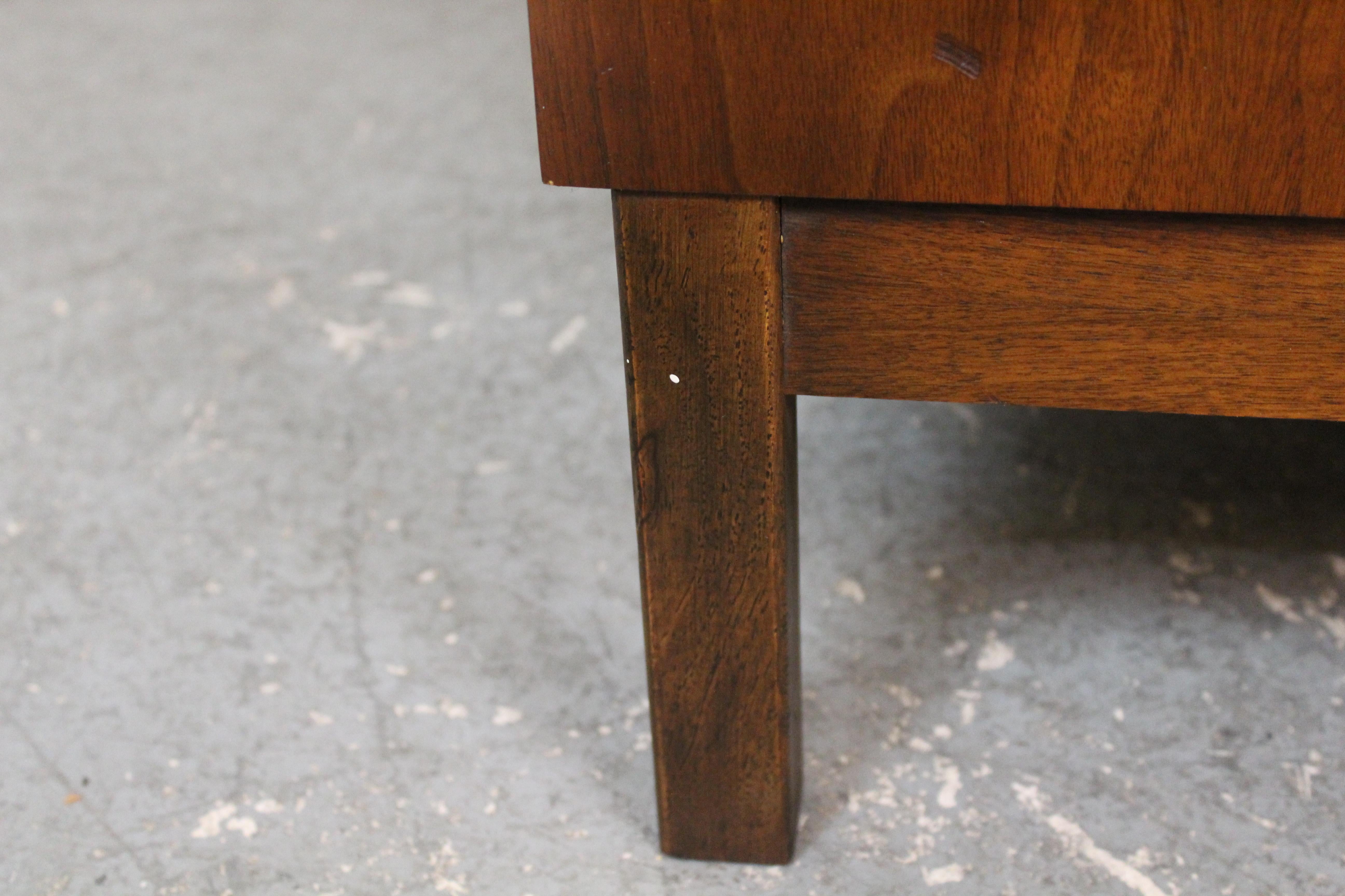 Vintage American of Martinsville, Beistelltisch aus Nussbaumholz, Vintage im Angebot 1