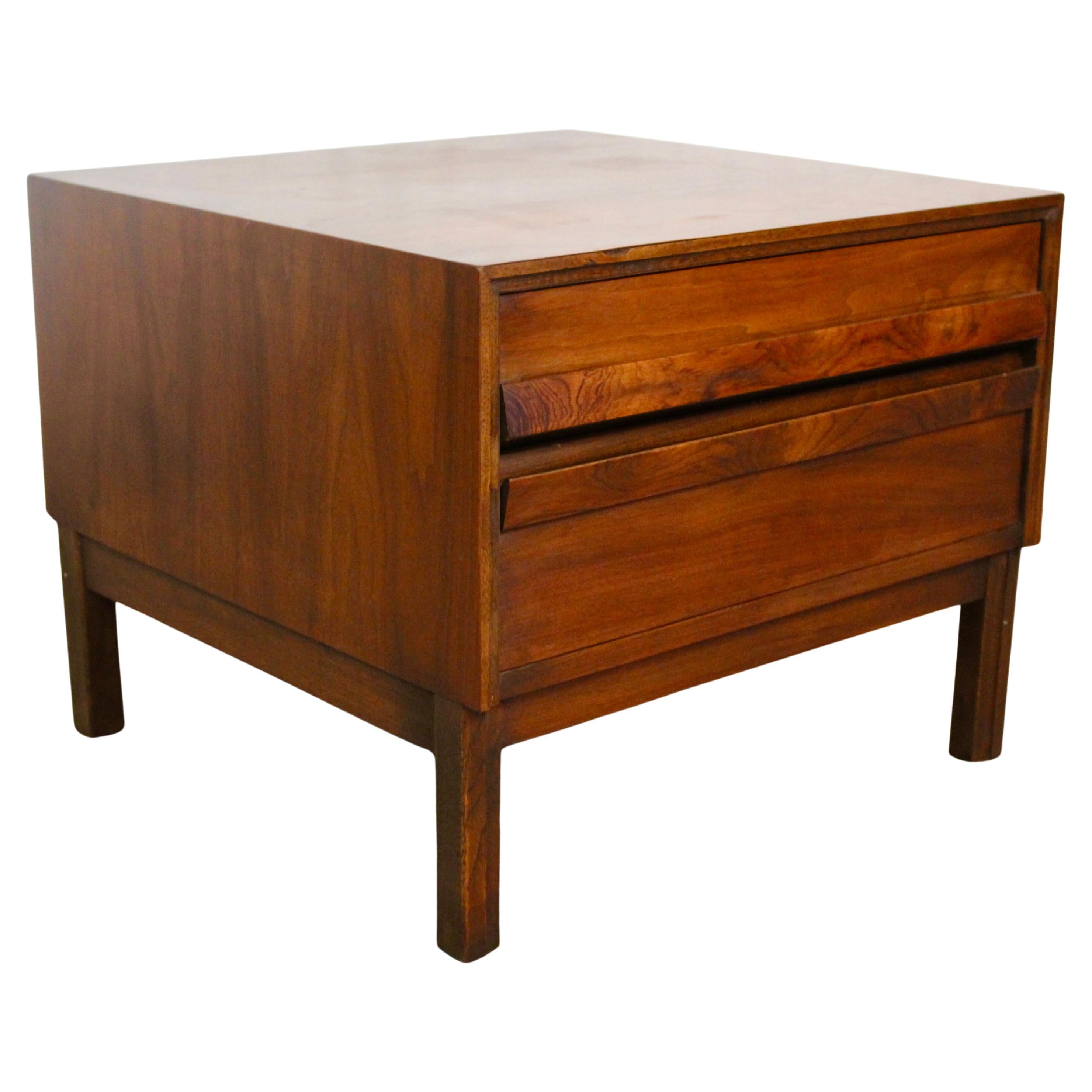 Mesa auxiliar vintage American of Martinsville de nogal
