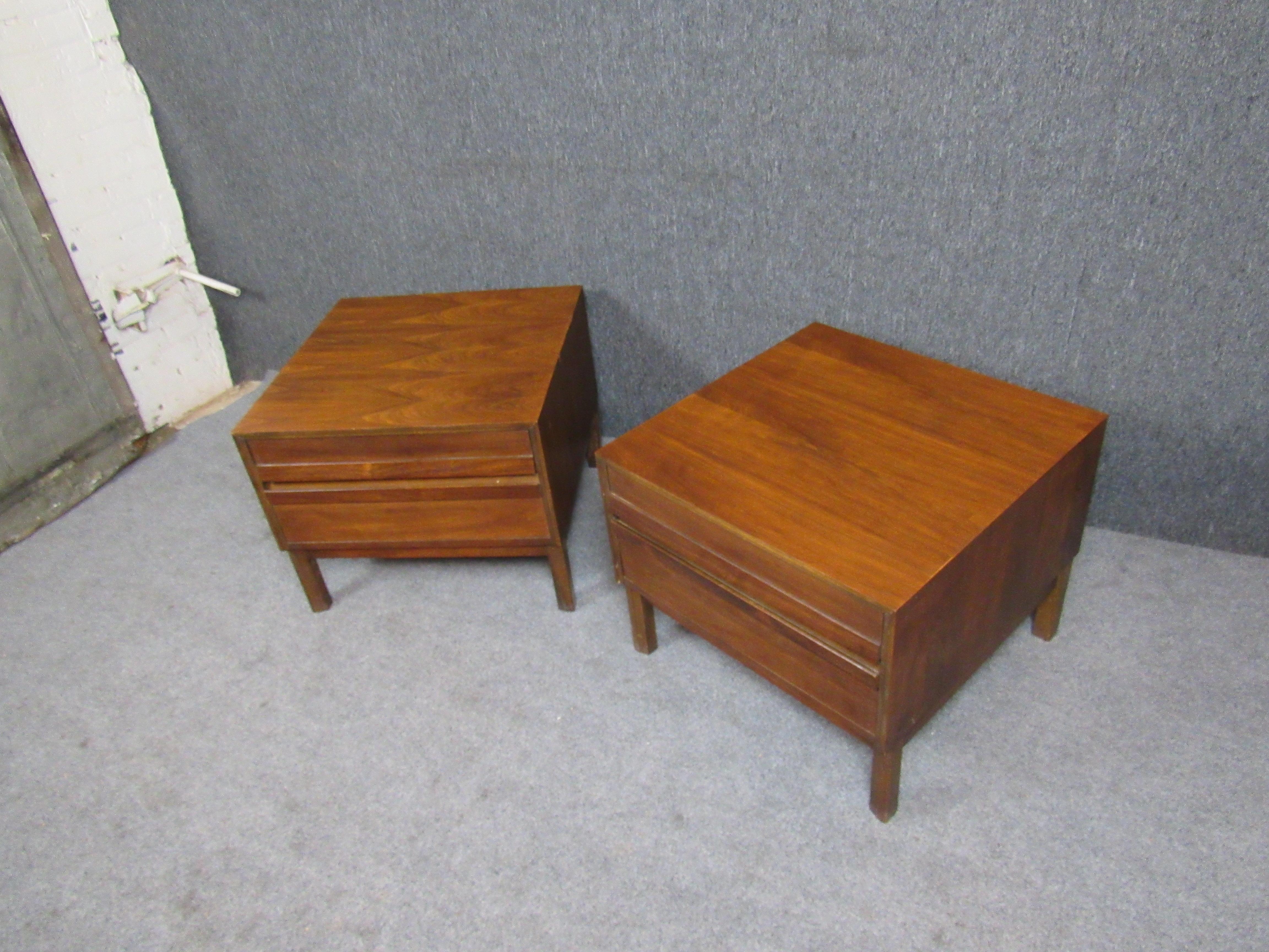 Veneer Vintage American of Martinsville Walnut End Tables For Sale