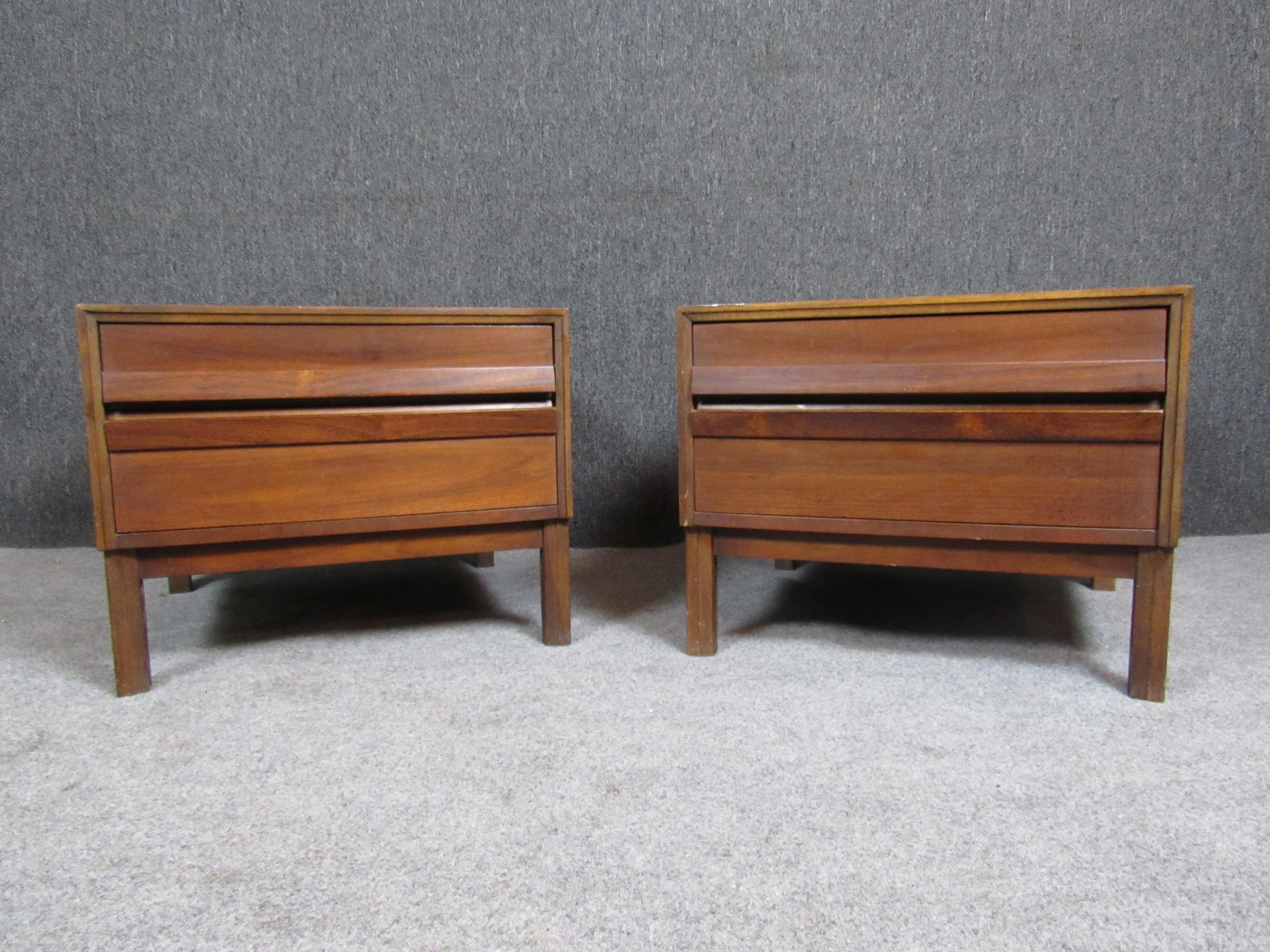 Vintage American of Martinsville Walnut End Tables In Good Condition For Sale In Brooklyn, NY