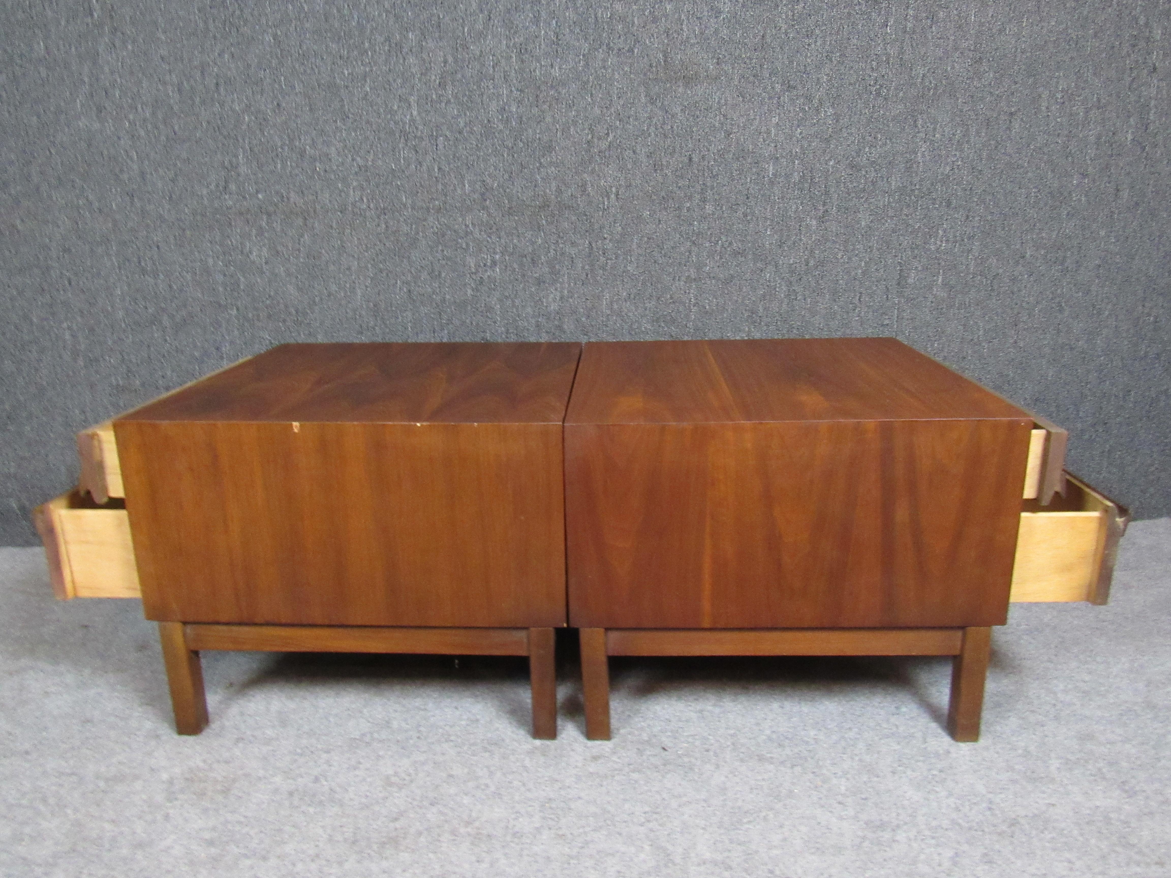 Mesas auxiliares vintage de nogal American of Martinsville en venta 1