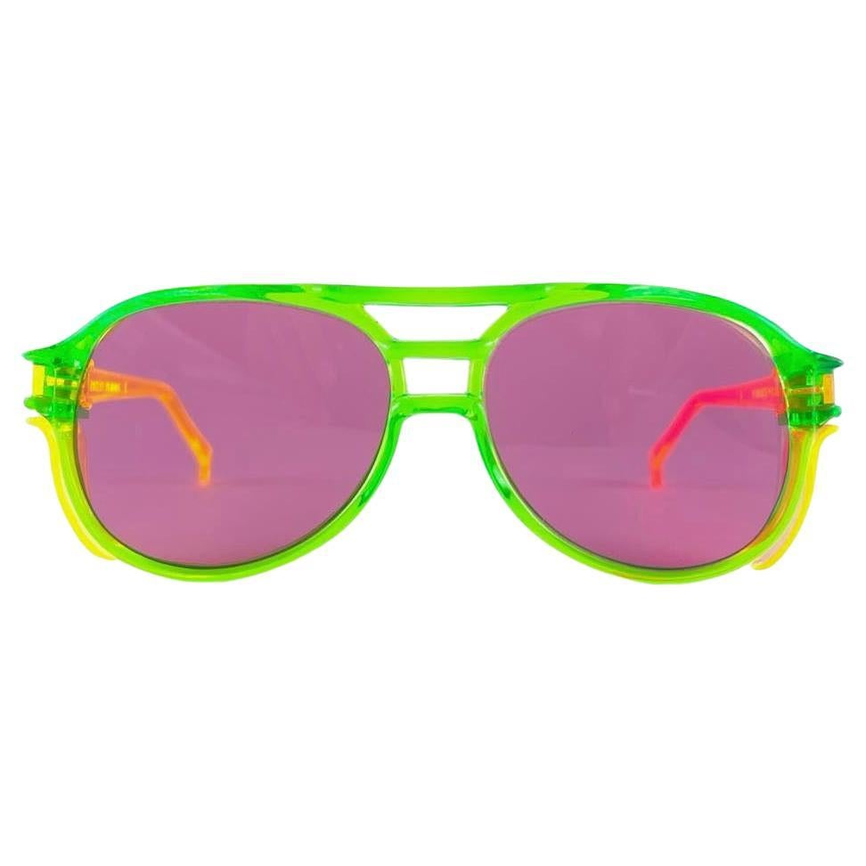 Vintage  American Optical technical neon lucite Frame.

New Never Worn Or Display
This Item May Show Minor Sign Of Wear Due To Storage


Made In Usa


Front                                       15 Cms 
Lens Height                          5    Cms
