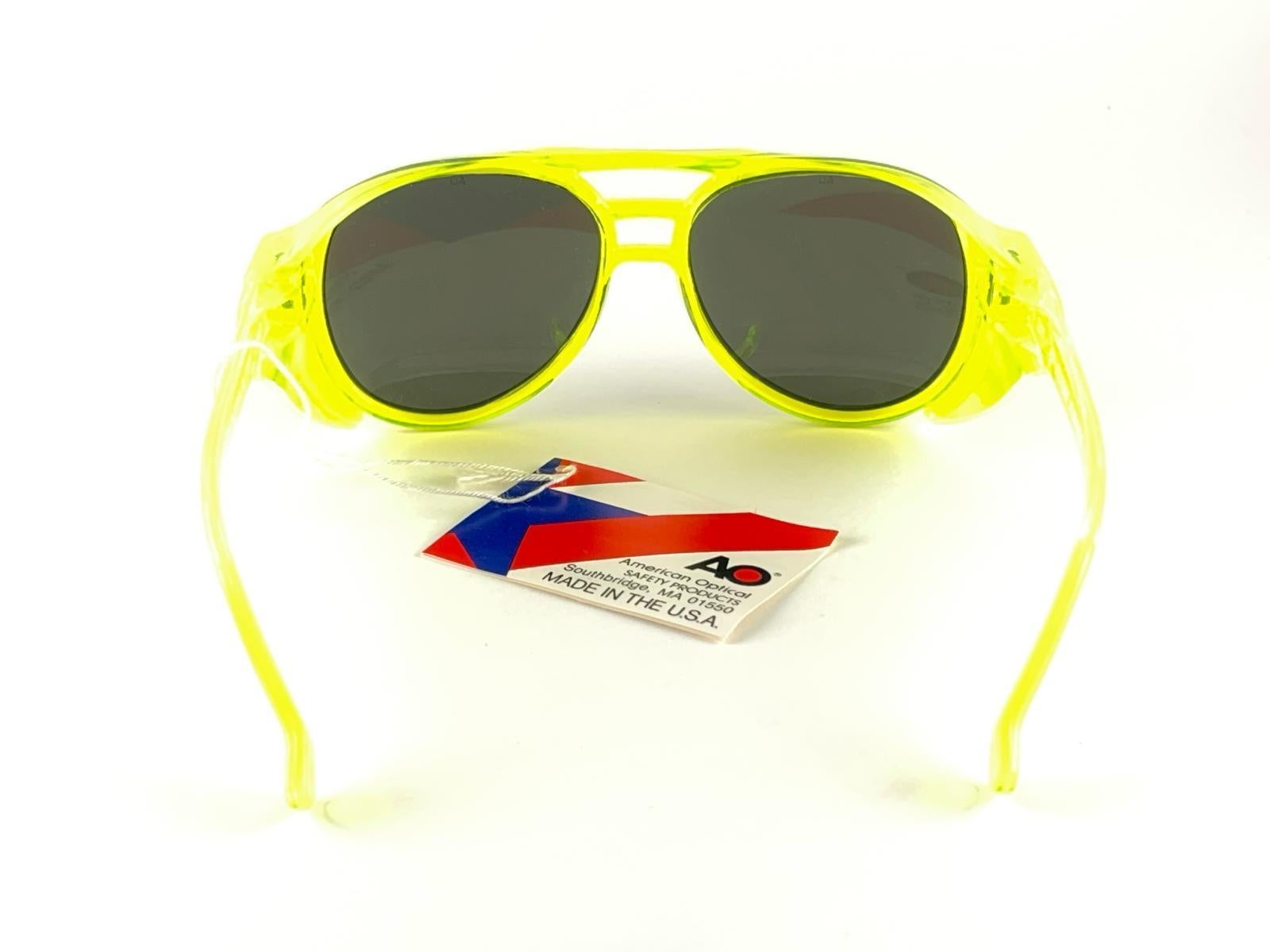 Amerikanische optische Vintage-Sonnenbrille „ Aerosite“ Aviator Neon, Vintage, 80er Jahre, hergestellt in Usa im Angebot 2