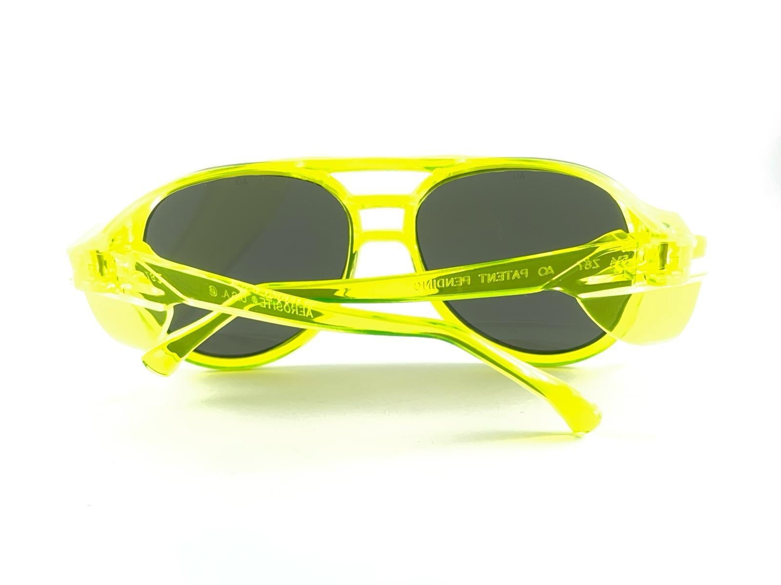 Amerikanische optische Vintage-Sonnenbrille „ Aerosite“ Aviator Neon, Vintage, 80er Jahre, hergestellt in Usa im Angebot 3