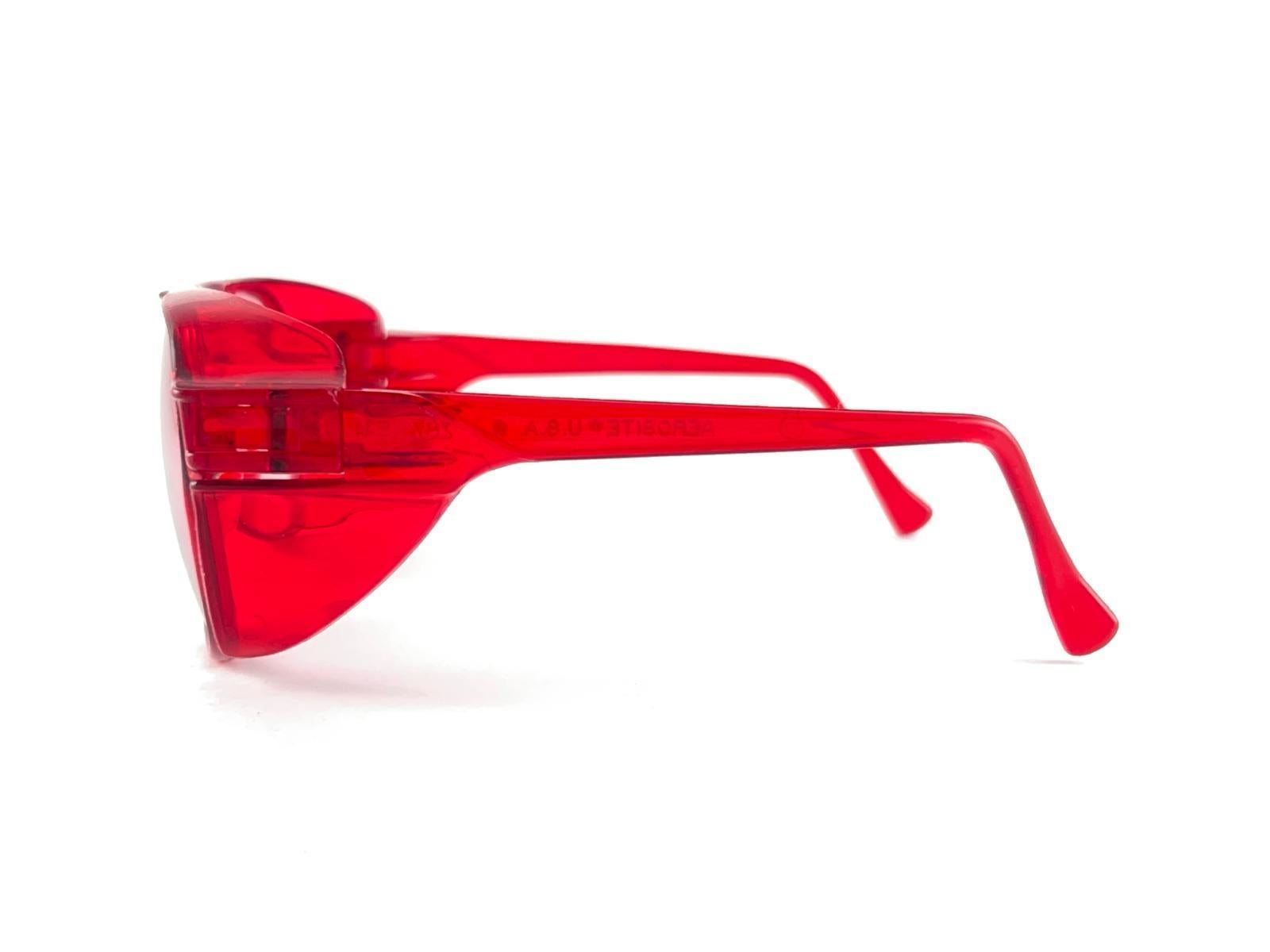 Amerikanische optische Vintage-Sonnenbrille „ Aerosite“, Aviator, rot, Vintage, 80er Jahre, hergestellt in Usa im Zustand „Neu“ im Angebot in Baleares, Baleares