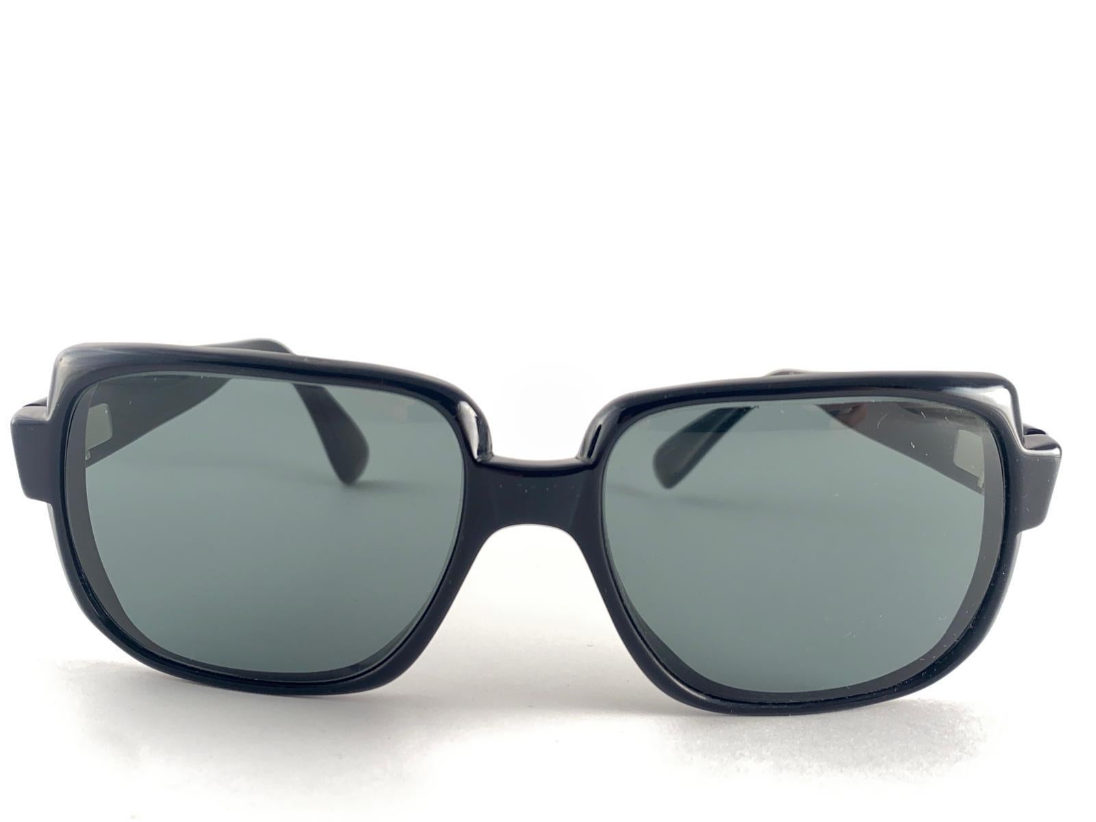 Vintage Midcentury American Optical Black Frame, Porté par Jfk, le premier homme sur la lune et beaucoup d'autres icônes Cette marque est responsable de certaines des lunettes de soleil les plus emblématiques de l'histoire.

Cet article peut