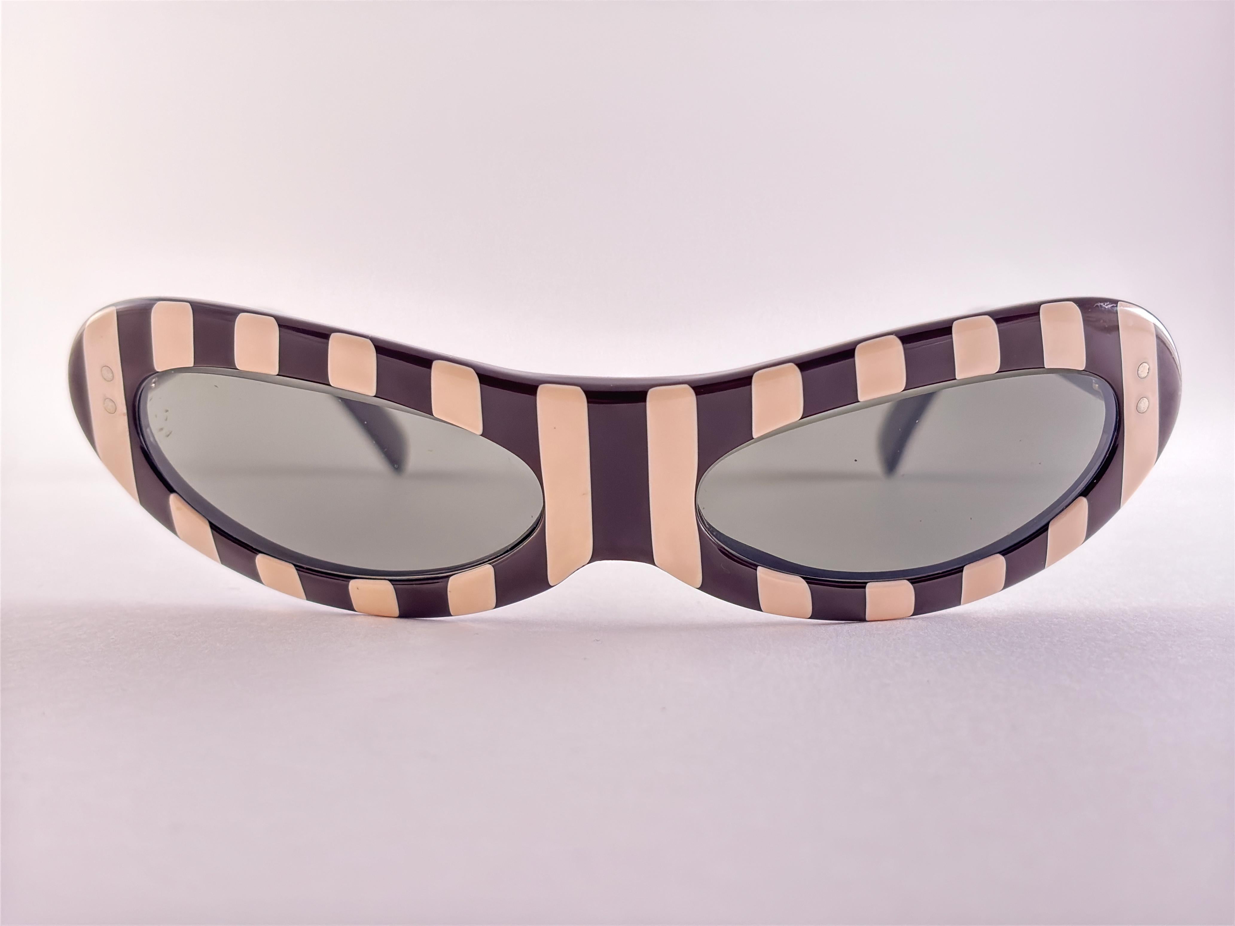 Vintage Midcentury American Optical Brown & Beige Frame, Worn By Jfk, First Man On The Moon And Many More Icons This Brand Is The Responsible For Some Of The Most Iconic Sunglasses In History

This Item May Show Minor Sign Of Wear Due To