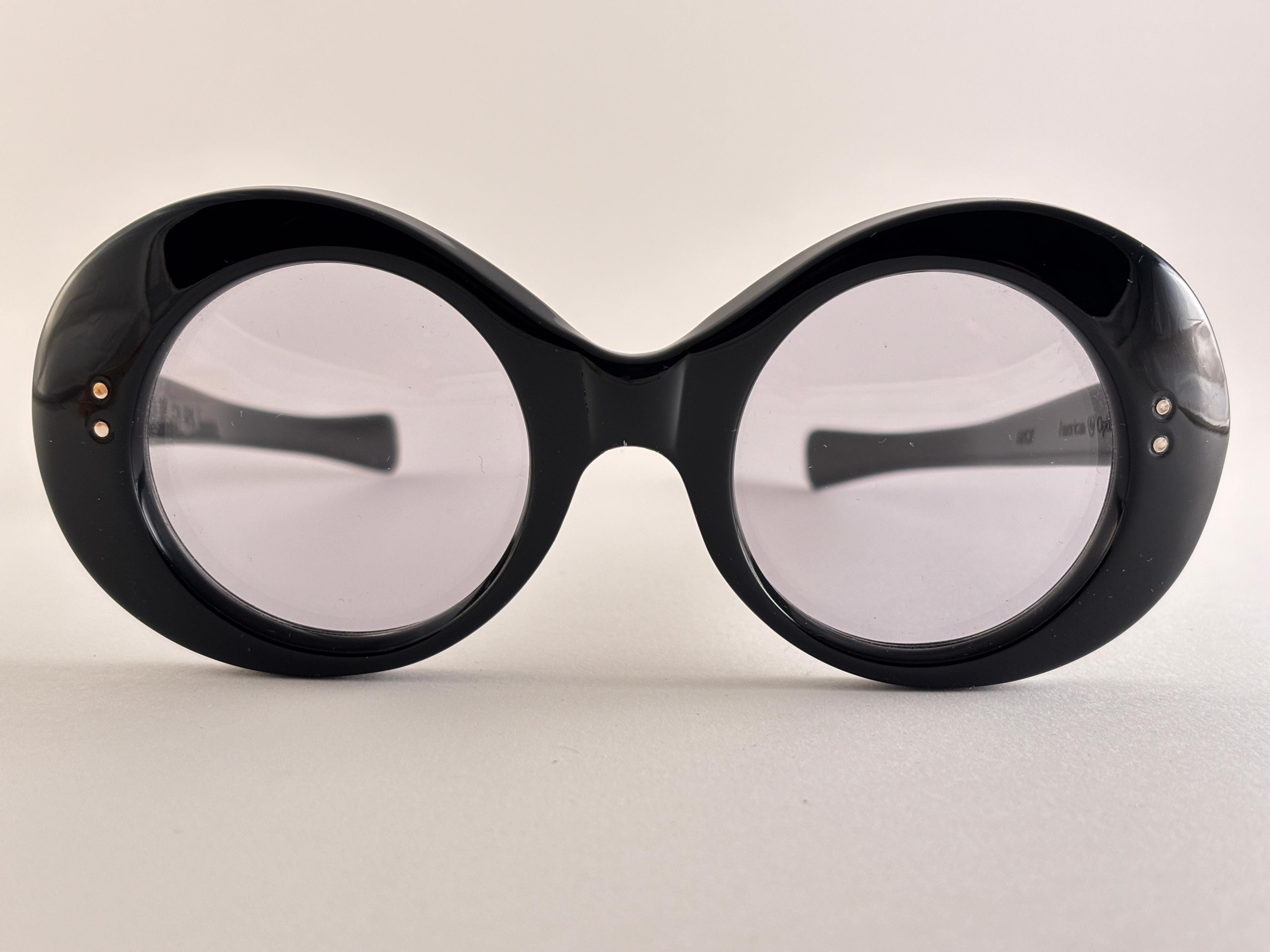 Vintage By Midcentury American Optical con montatura rotonda nera, indossata da Jfk, dal primo uomo sulla Luna e da molti altri Icone Questo marchio è responsabile di alcuni degli occhiali da sole più iconici della storia

Questo articolo può