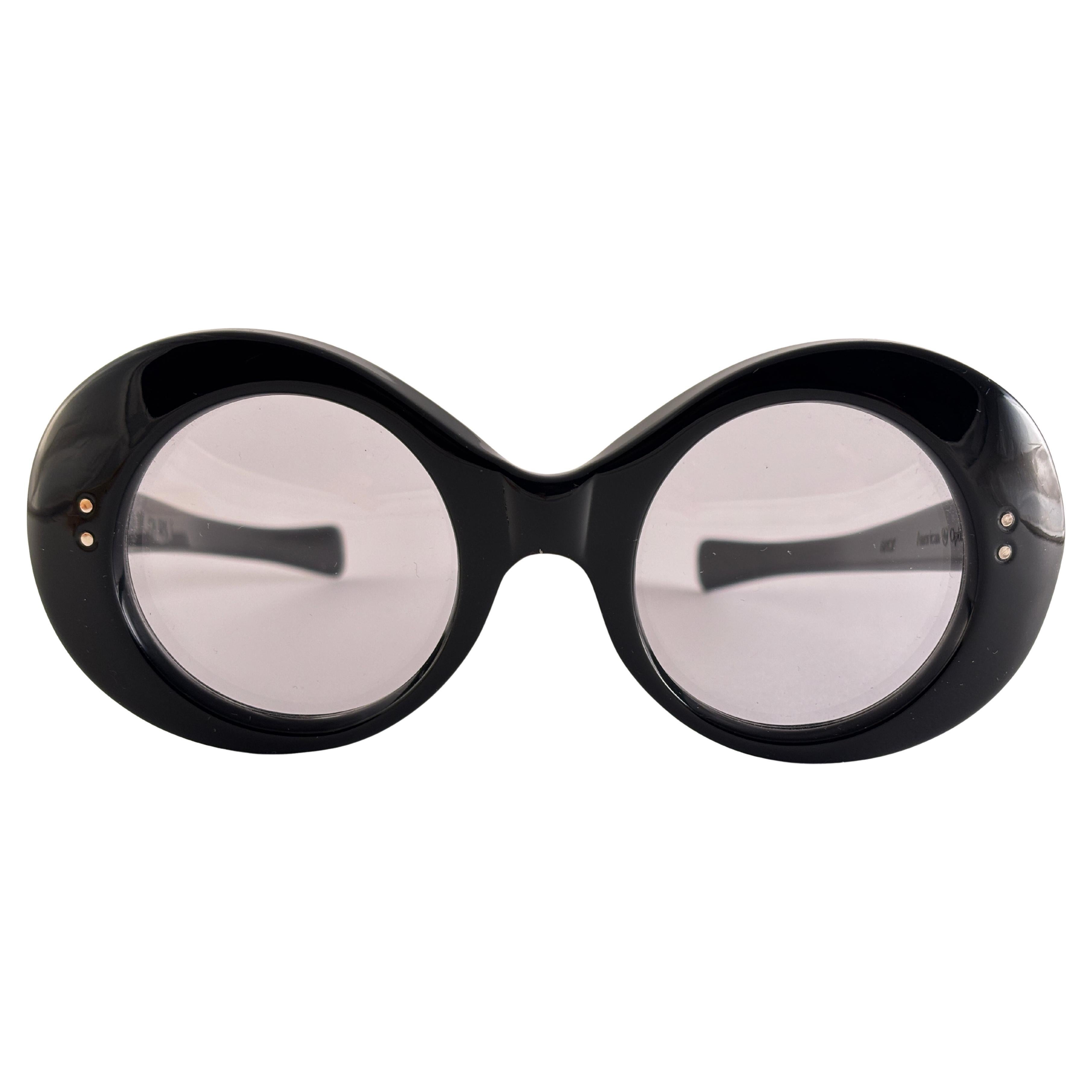 Occhiali da sole vintage American Optical " Racy " Midcentury Round Black 1960's Usa in vendita