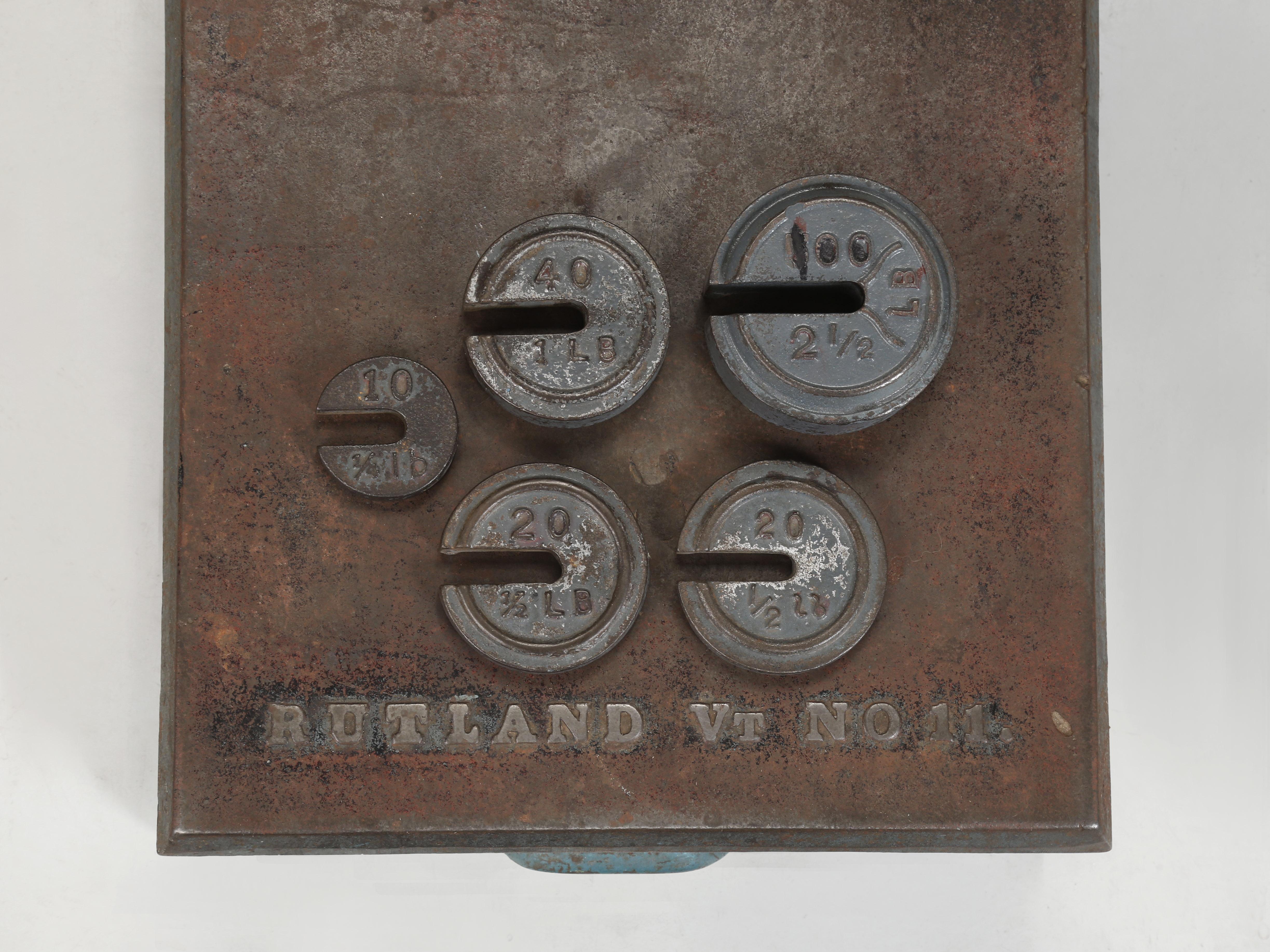 La bilancia a vernice originale americana d'epoca è un ottimo oggetto decorativo per la cucina in vendita 5