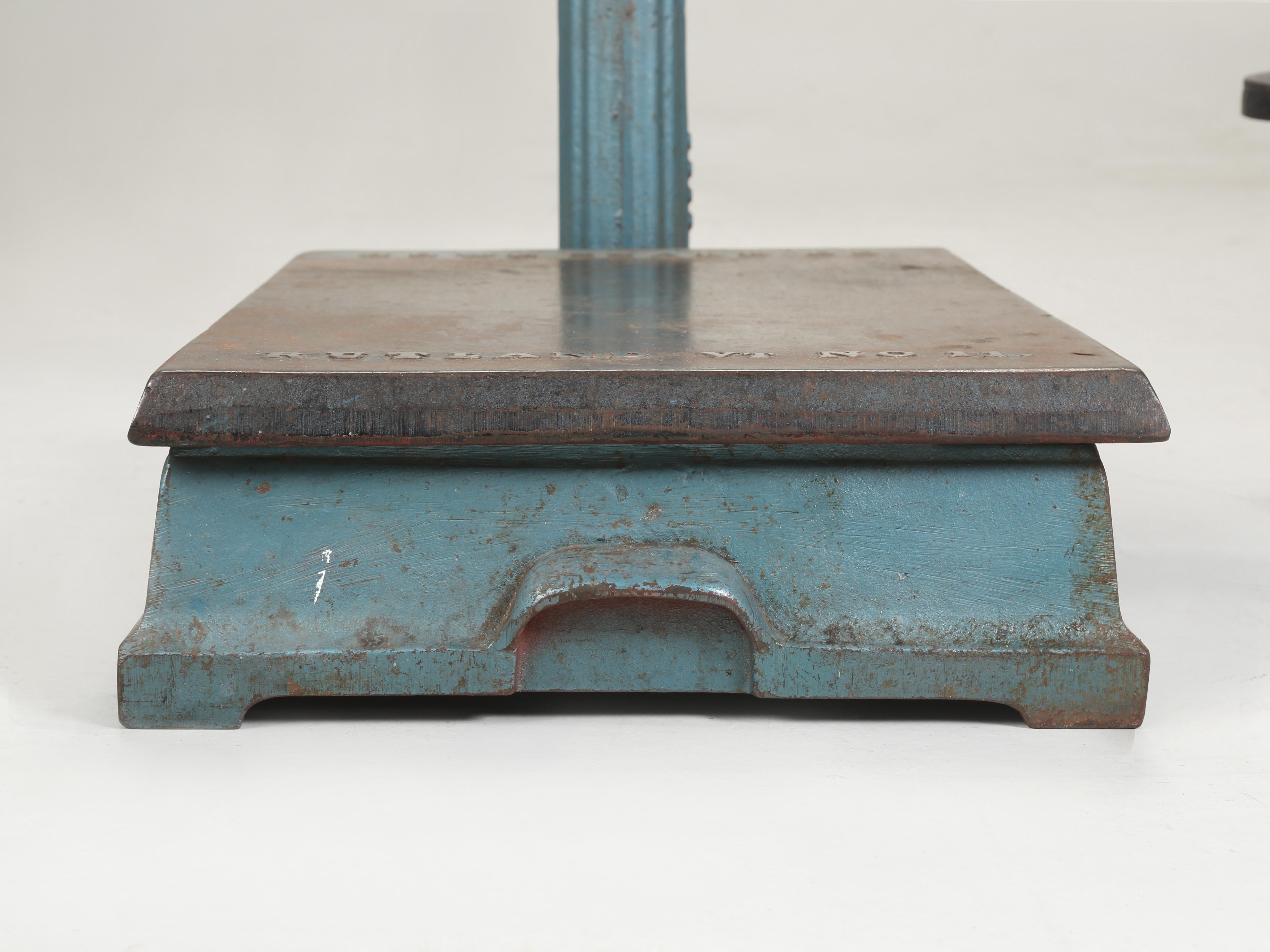 La bilancia a vernice originale americana d'epoca è un ottimo oggetto decorativo per la cucina in vendita 6