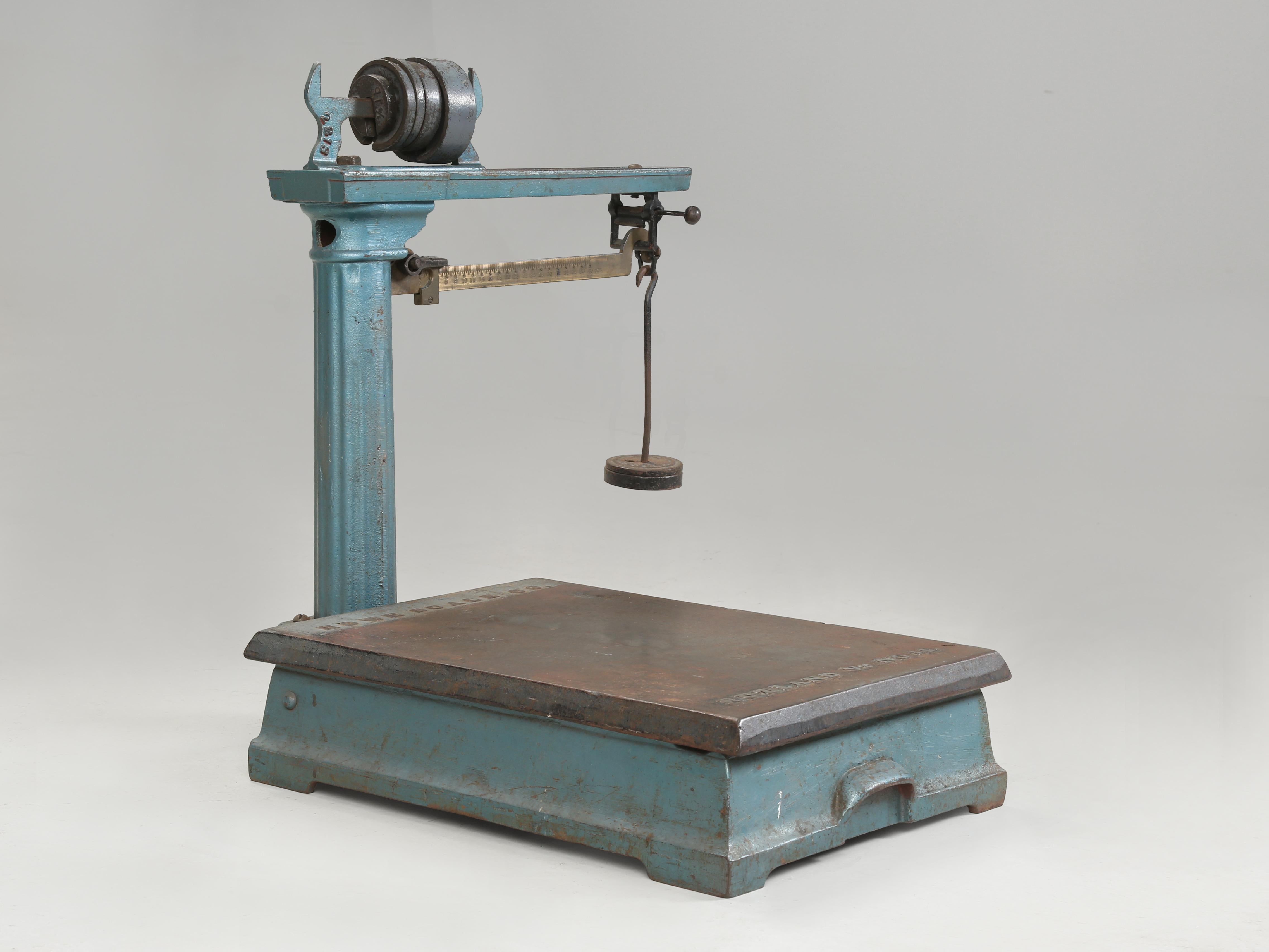 L'antica bilancia americana sarebbe un ottimo accessorio decorativo per la cucina, ancora nella sua bellissima vernice originale. Howe Scale Company è diventata famosa a livello internazionale per le sue bilance innovative ed estremamente precise.